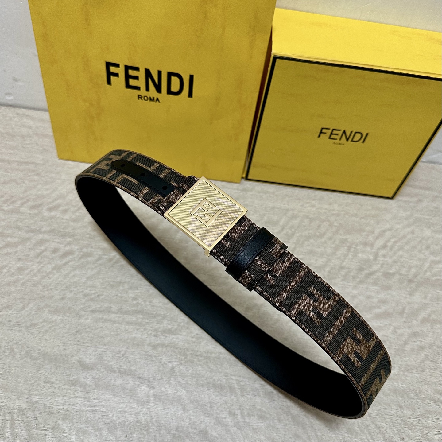 FENDl（芬迪）专柜同款 宽3.8CM 原版定制布料 FF图案布料材质 黑色皮革内衬 单钉镀钯金属配件