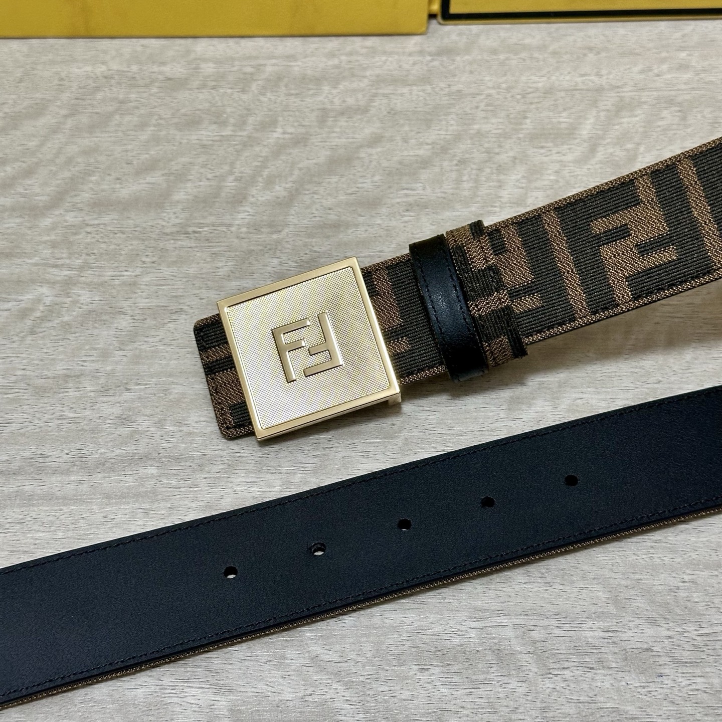 FENDl（芬迪）专柜同款 宽3.8CM 原版定制布料 FF图案布料材质 黑色皮革内衬 单钉镀钯金属配件