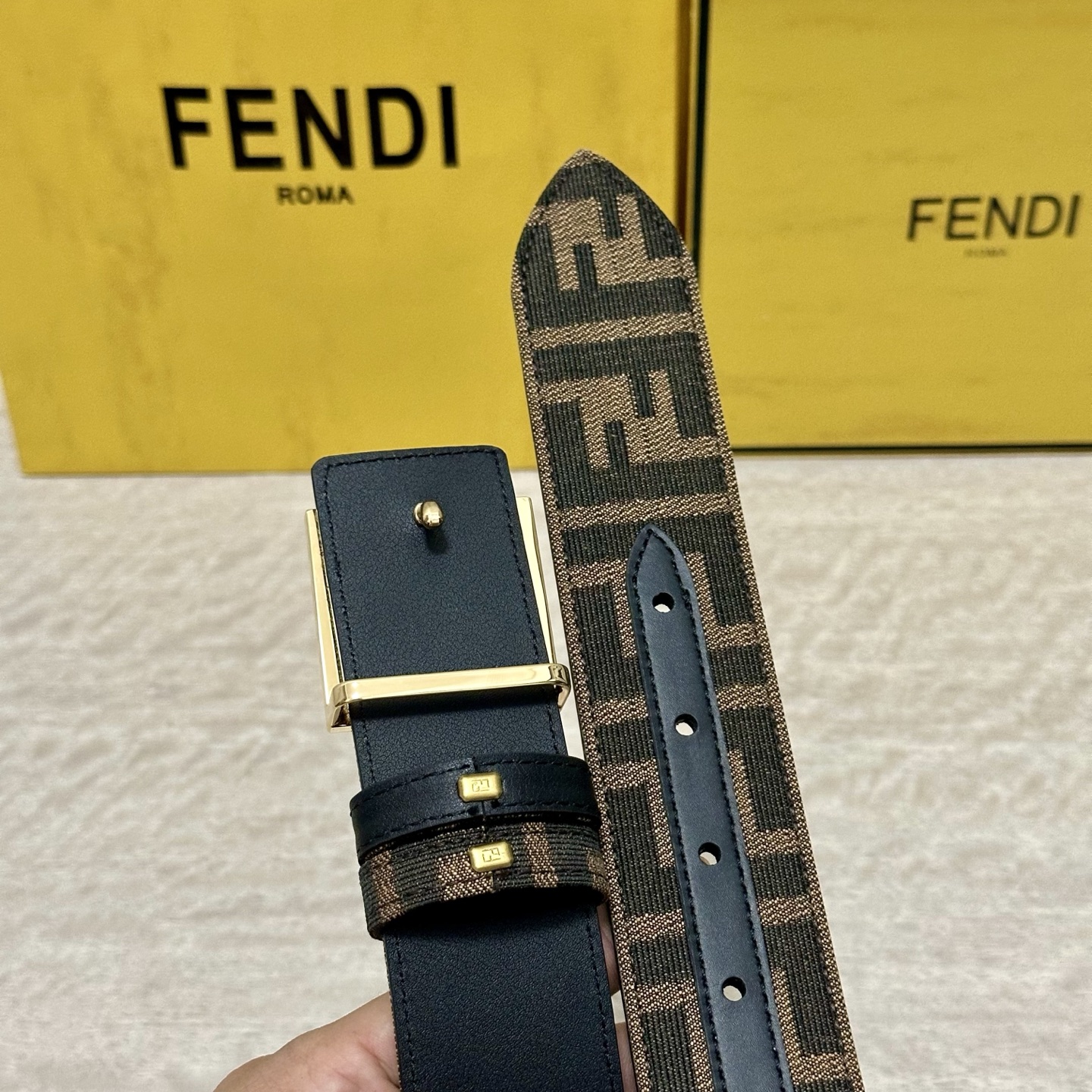 FENDl（芬迪）专柜同款 宽3.8CM 原版定制布料 FF图案布料材质 黑色皮革内衬 单钉镀钯金属配件