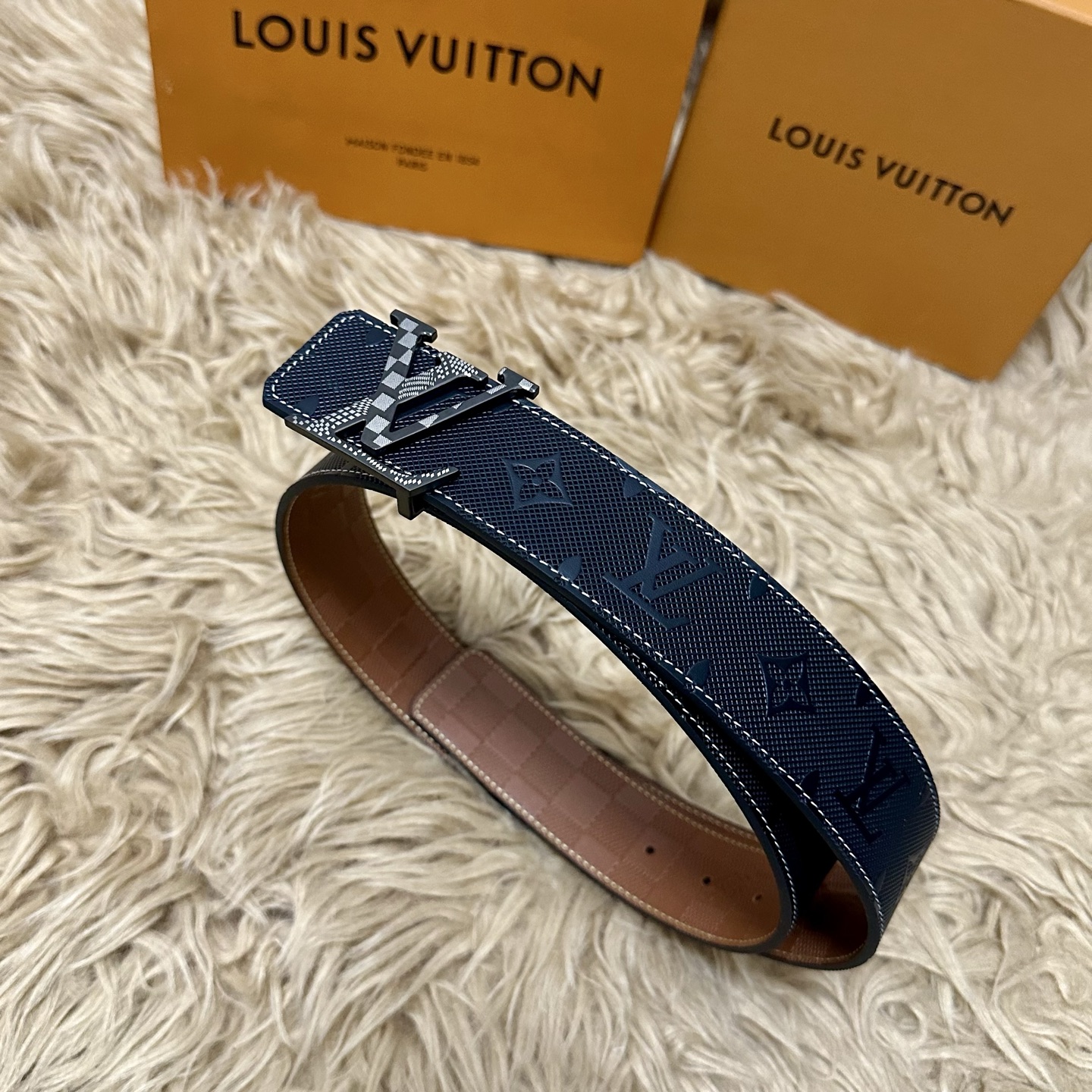 LV.路易威登 宽40MM双面原版小牛皮 搭配单钌钯电镀扣 完美的手感.油边 出众的设计.风格 高贵奢华