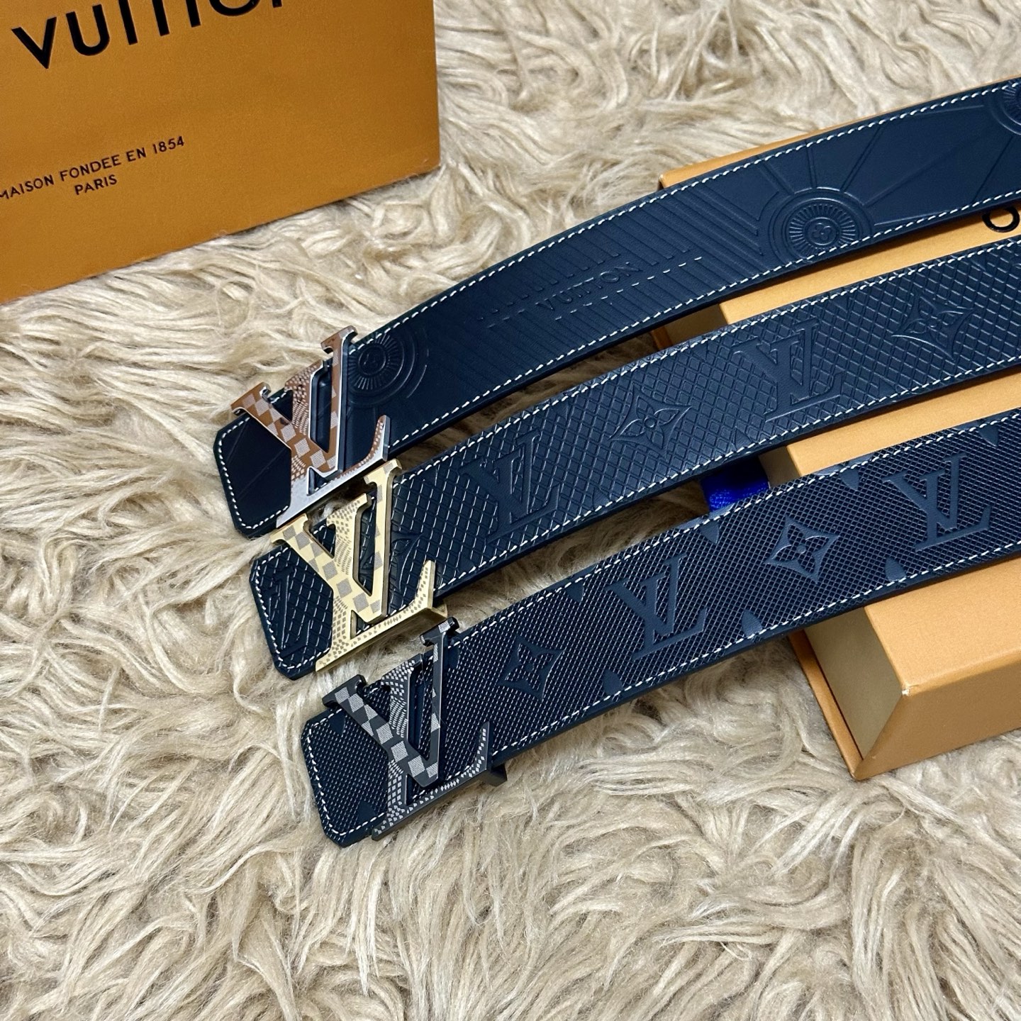 LV.路易威登 宽40MM双面原版小牛皮 搭配单钌钯电镀扣 完美的手感.油边 出众的设计.风格 高贵奢华