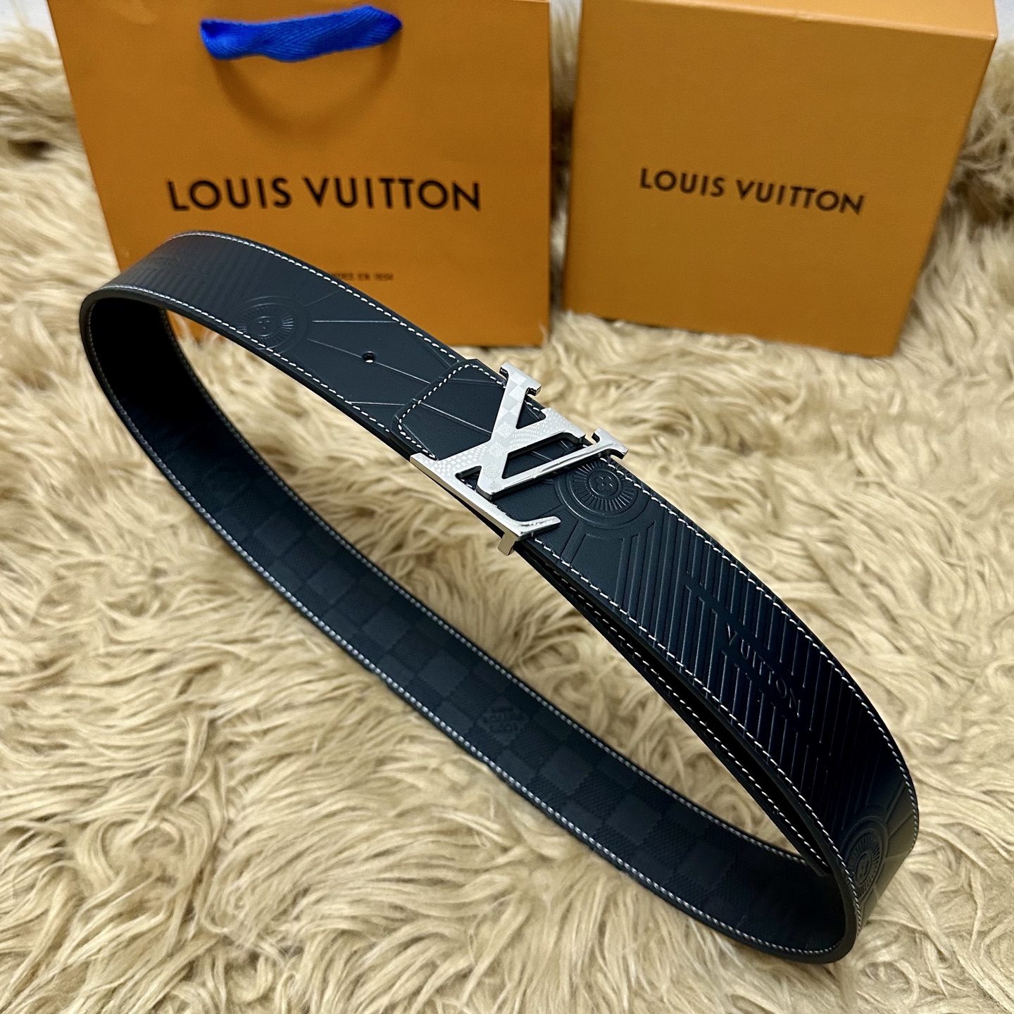 LV.路易威登 宽40MM双面原版小牛皮 搭配单钌钯电镀扣 完美的手感.油边 出众的设计.风格 高贵奢华