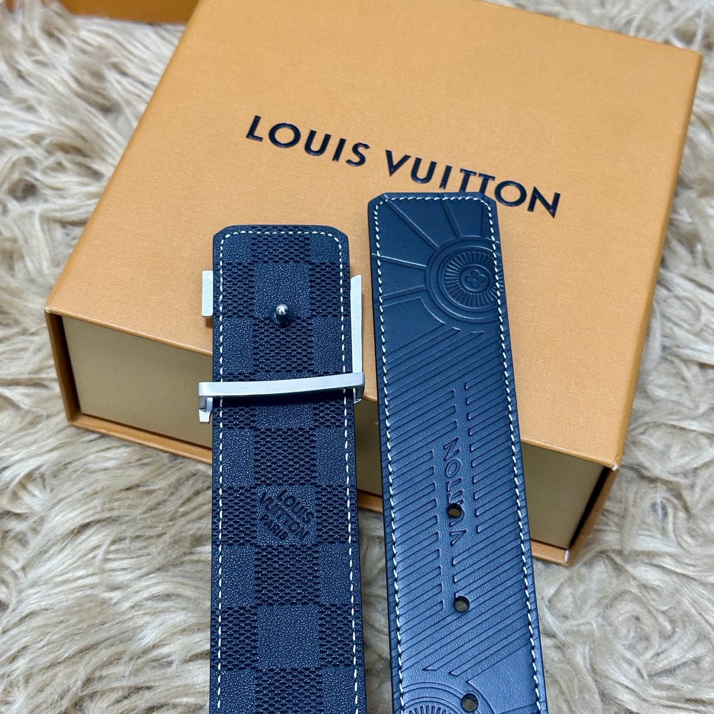 LV.路易威登 宽40MM双面原版小牛皮 搭配单钌钯电镀扣 完美的手感.油边 出众的设计.风格 高贵奢华