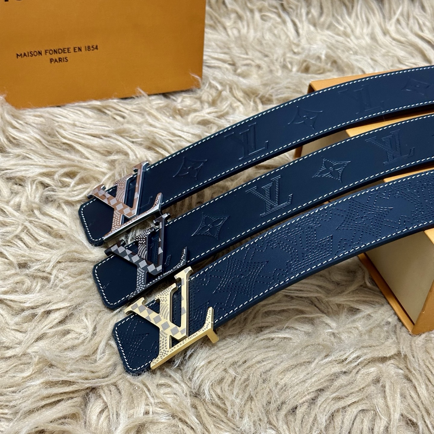 LV.路易威登 宽40MM双面原版小牛皮 搭配单钌钯电镀扣 完美的手感.油边 出众的设计.风格 高贵奢华