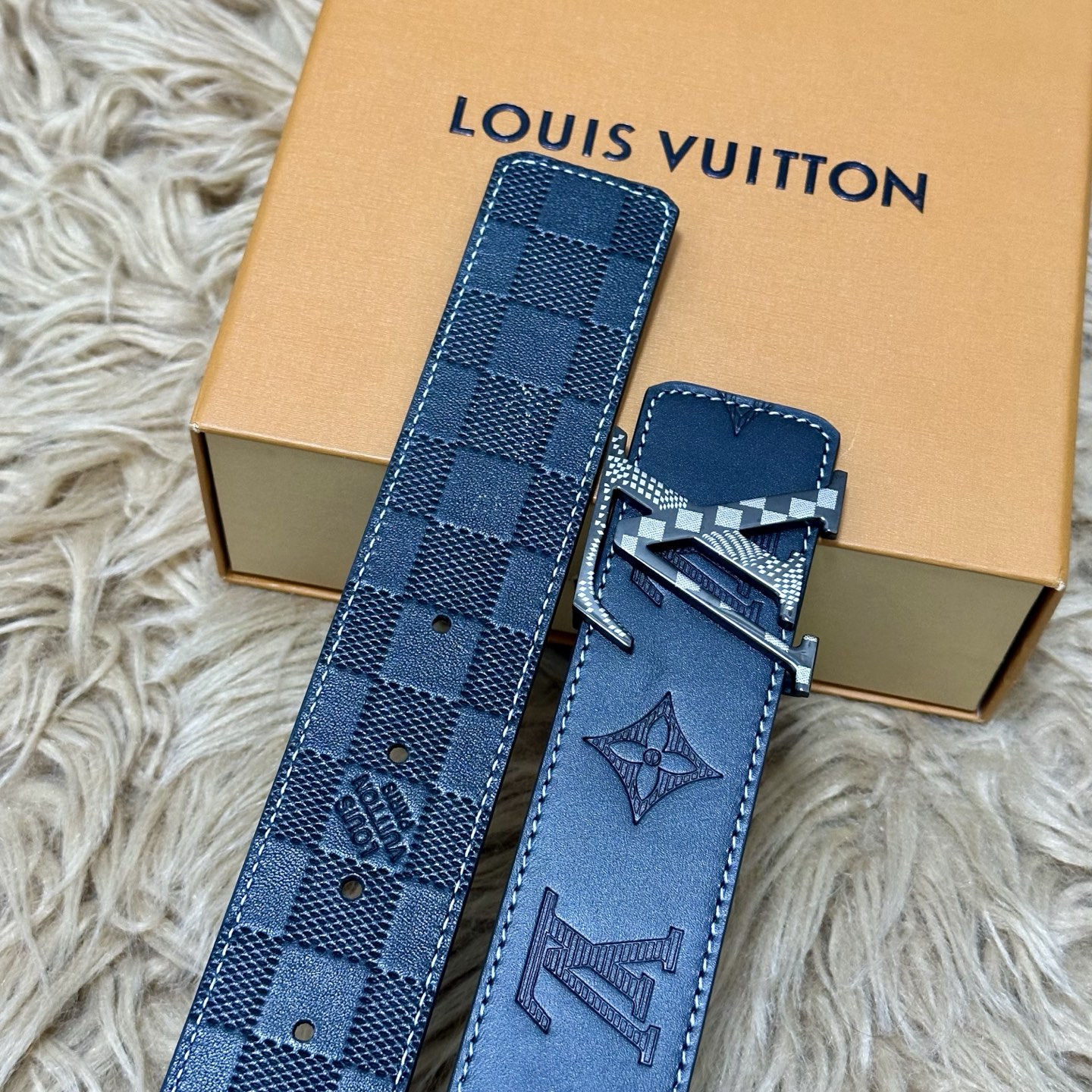 LV.路易威登 宽40MM双面原版小牛皮 搭配单钌钯电镀扣 完美的手感.油边 出众的设计.风格 高贵奢华