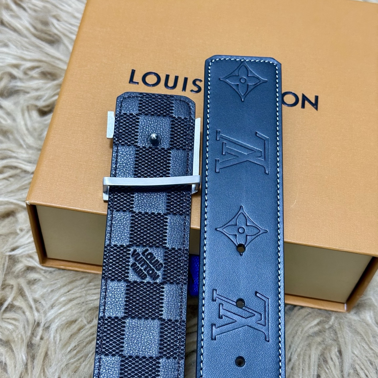 LV.路易威登 宽40MM双面原版小牛皮 搭配单钌钯电镀扣 完美的手感.油边 出众的设计.风格 高贵奢华