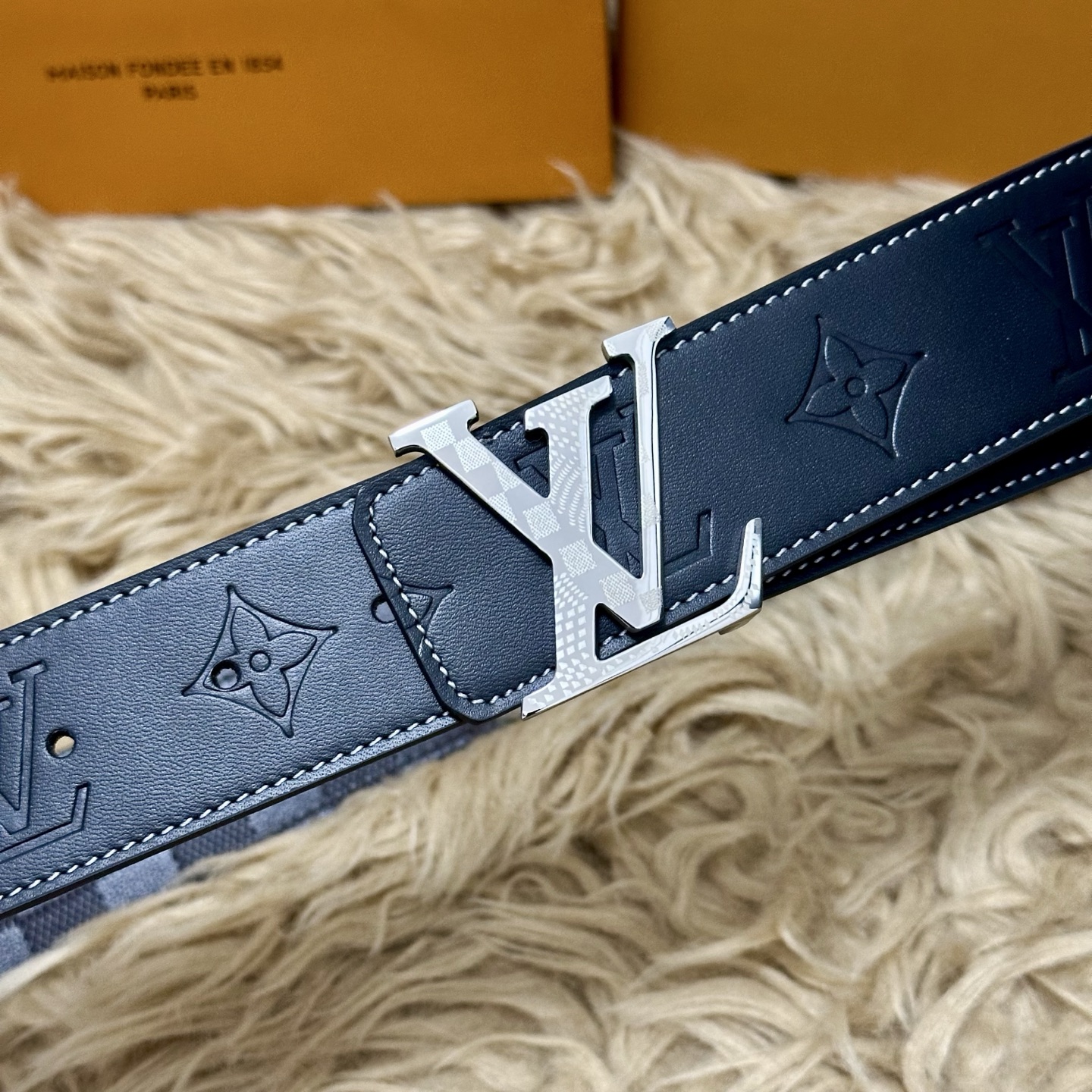 LV.路易威登 宽40MM双面原版小牛皮 搭配单钌钯电镀扣 完美的手感.油边 出众的设计.风格 高贵奢华