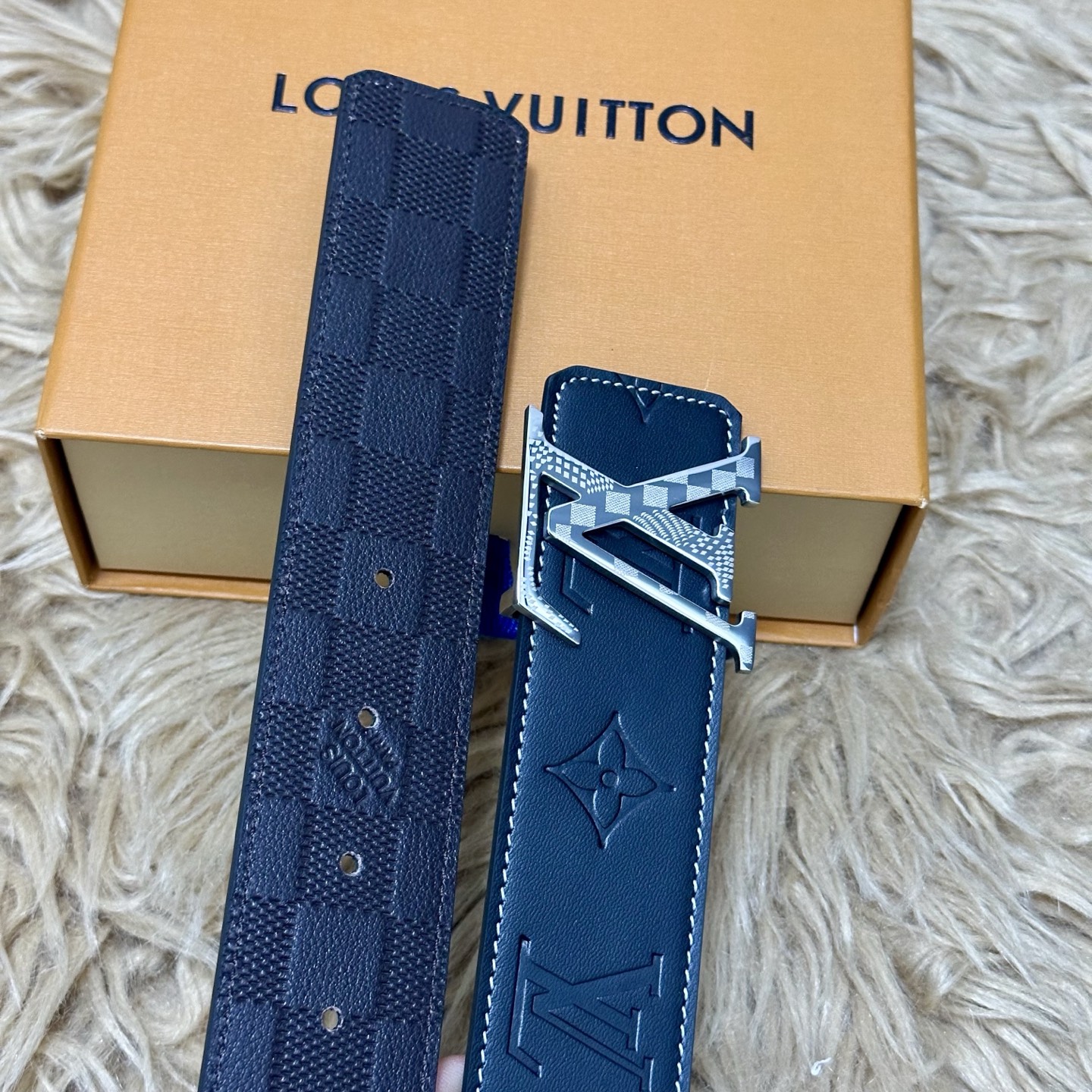 LV.路易威登 宽40MM双面原版小牛皮 搭配单钌钯电镀扣 完美的手感.油边 出众的设计.风格 高贵奢华