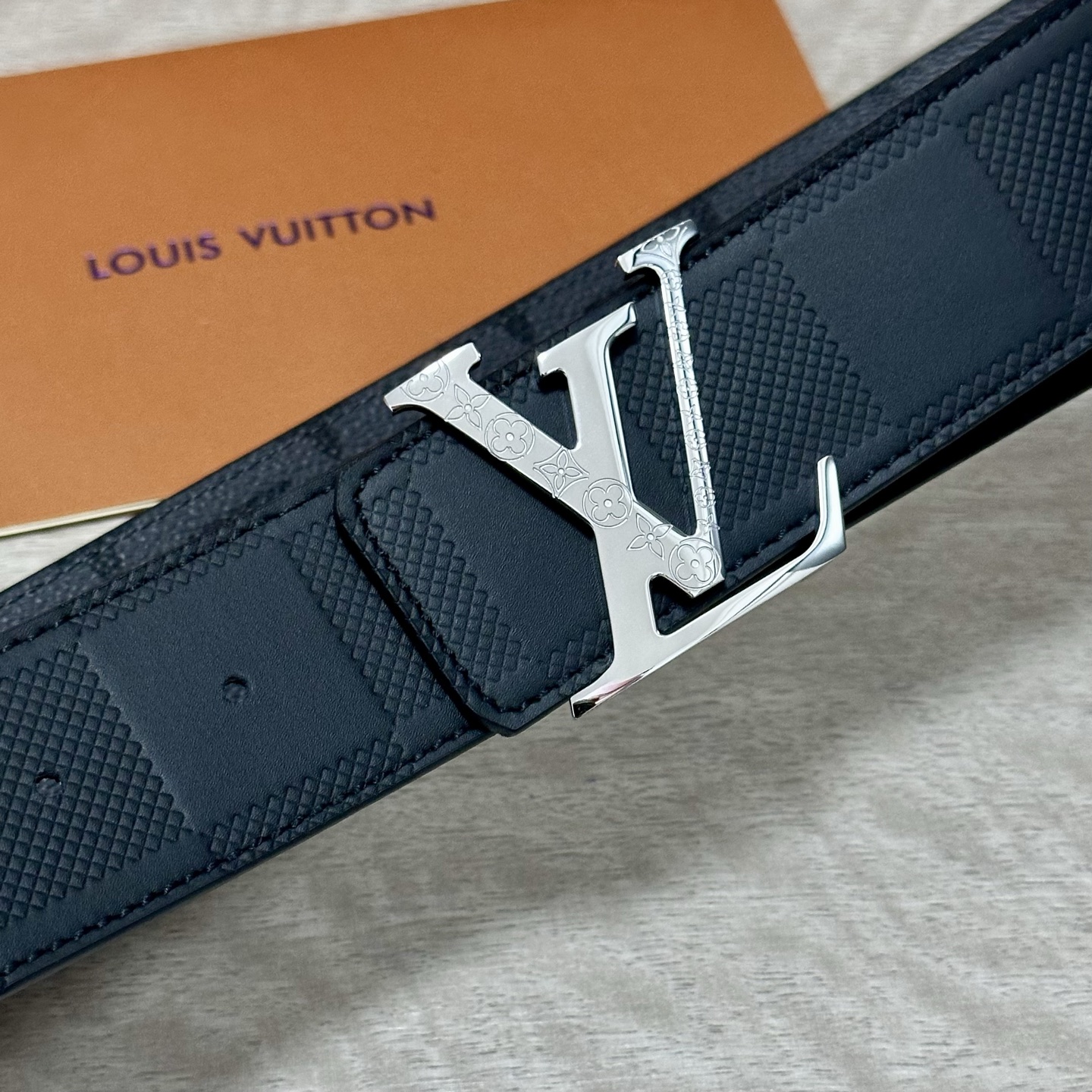 LV.路易威登 宽40MM双面原版小牛皮 搭配单钌钯电镀扣 完美的手感.油边 出众的设计.风格 高贵奢华