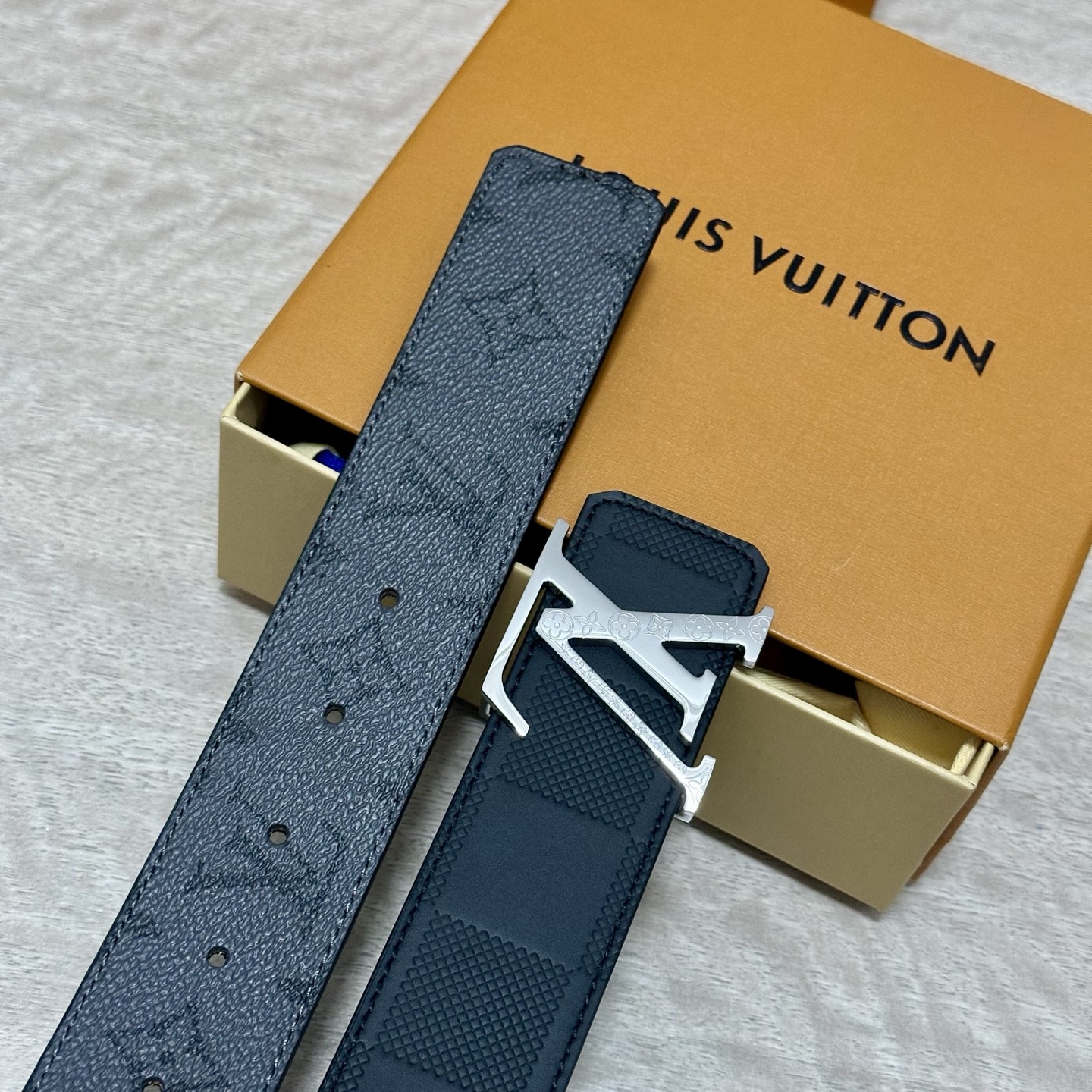LV.路易威登 宽40MM双面原版小牛皮 搭配单钌钯电镀扣 完美的手感.油边 出众的设计.风格 高贵奢华