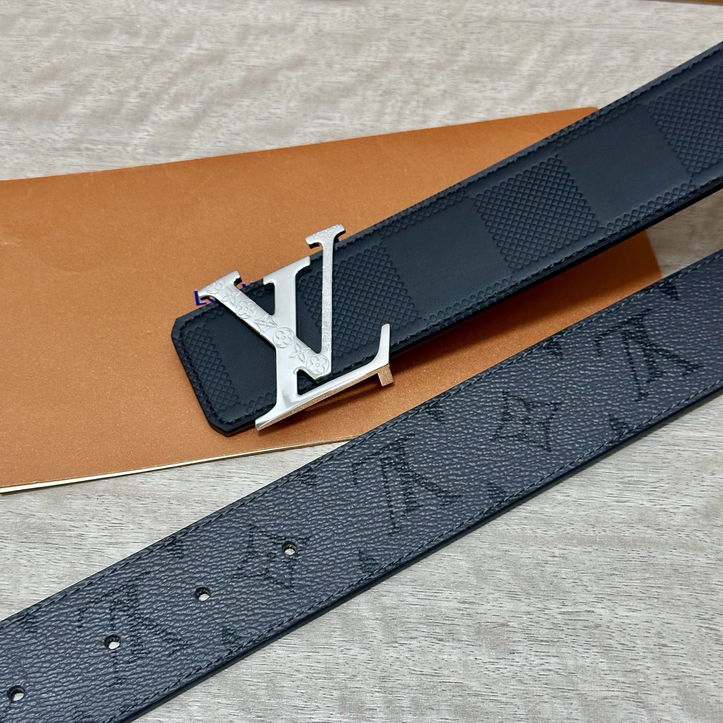 LV.路易威登 宽40MM双面原版小牛皮 搭配单钌钯电镀扣 完美的手感.油边 出众的设计.风格 高贵奢华