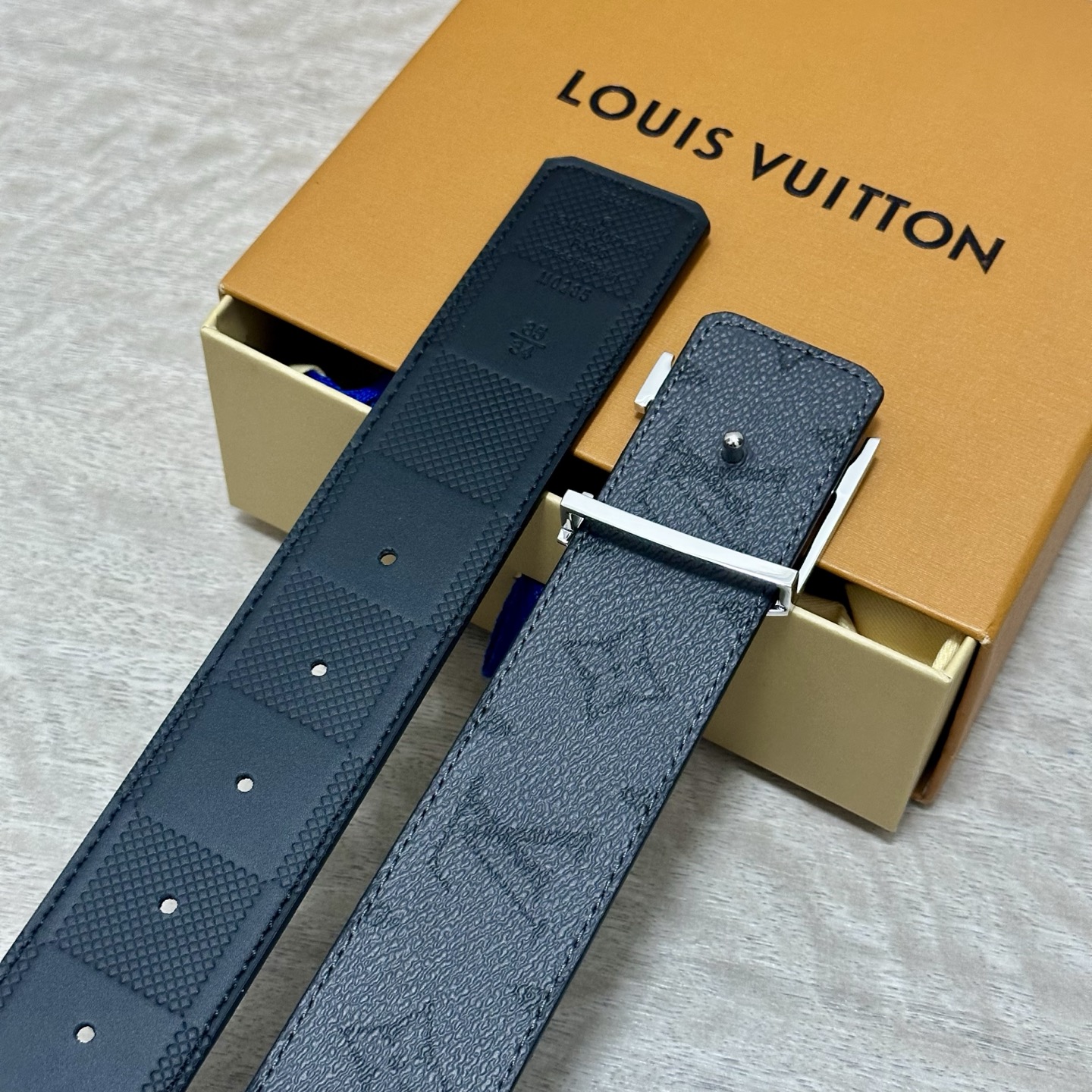 LV.路易威登 宽40MM双面原版小牛皮 搭配单钌钯电镀扣 完美的手感.油边 出众的设计.风格 高贵奢华