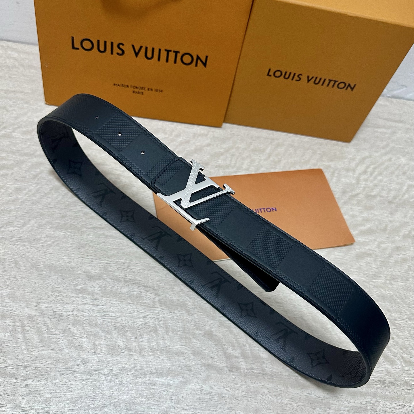 LV.路易威登 宽40MM双面原版小牛皮 搭配单钌钯电镀扣 完美的手感.油边 出众的设计.风格 高贵奢华