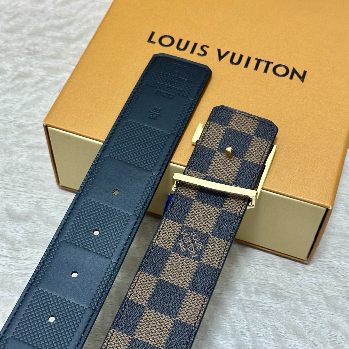 LV.路易威登 宽40MM双面原版小牛皮 搭配单钌钯电镀扣 完美的手感.油边 出众的设计.风格 高贵奢华