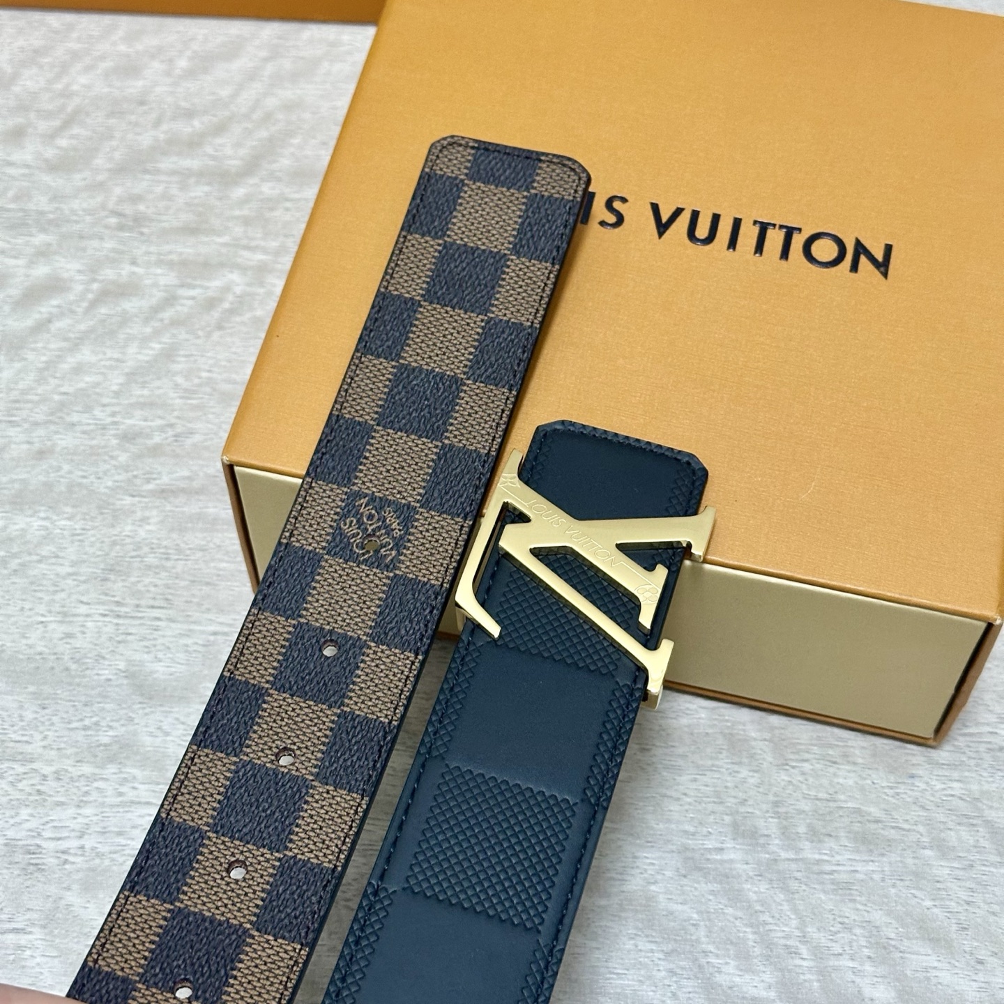 LV.路易威登 宽40MM双面原版小牛皮 搭配单钌钯电镀扣 完美的手感.油边 出众的设计.风格 高贵奢华