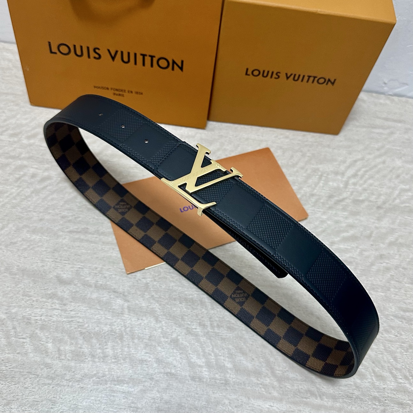 LV.路易威登 宽40MM双面原版小牛皮 搭配单钌钯电镀扣 完美的手感.油边 出众的设计.风格 高贵奢华