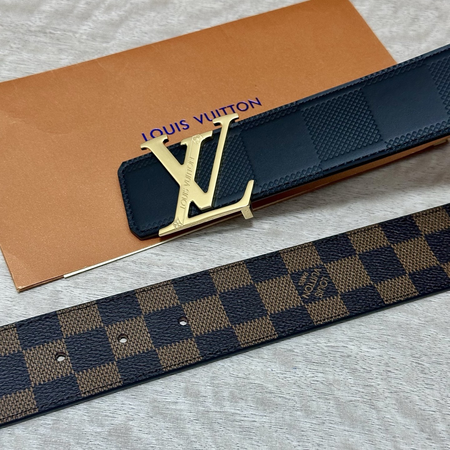 LV.路易威登 宽40MM双面原版小牛皮 搭配单钌钯电镀扣 完美的手感.油边 出众的设计.风格 高贵奢华