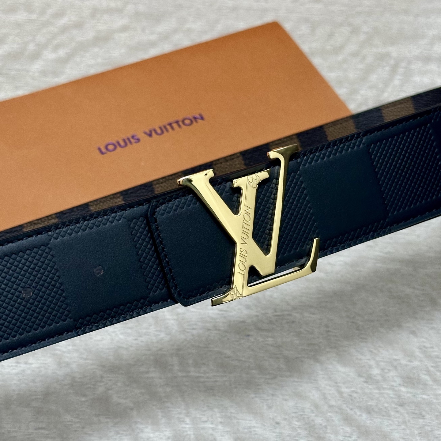 LV.路易威登 宽40MM双面原版小牛皮 搭配单钌钯电镀扣 完美的手感.油边 出众的设计.风格 高贵奢华