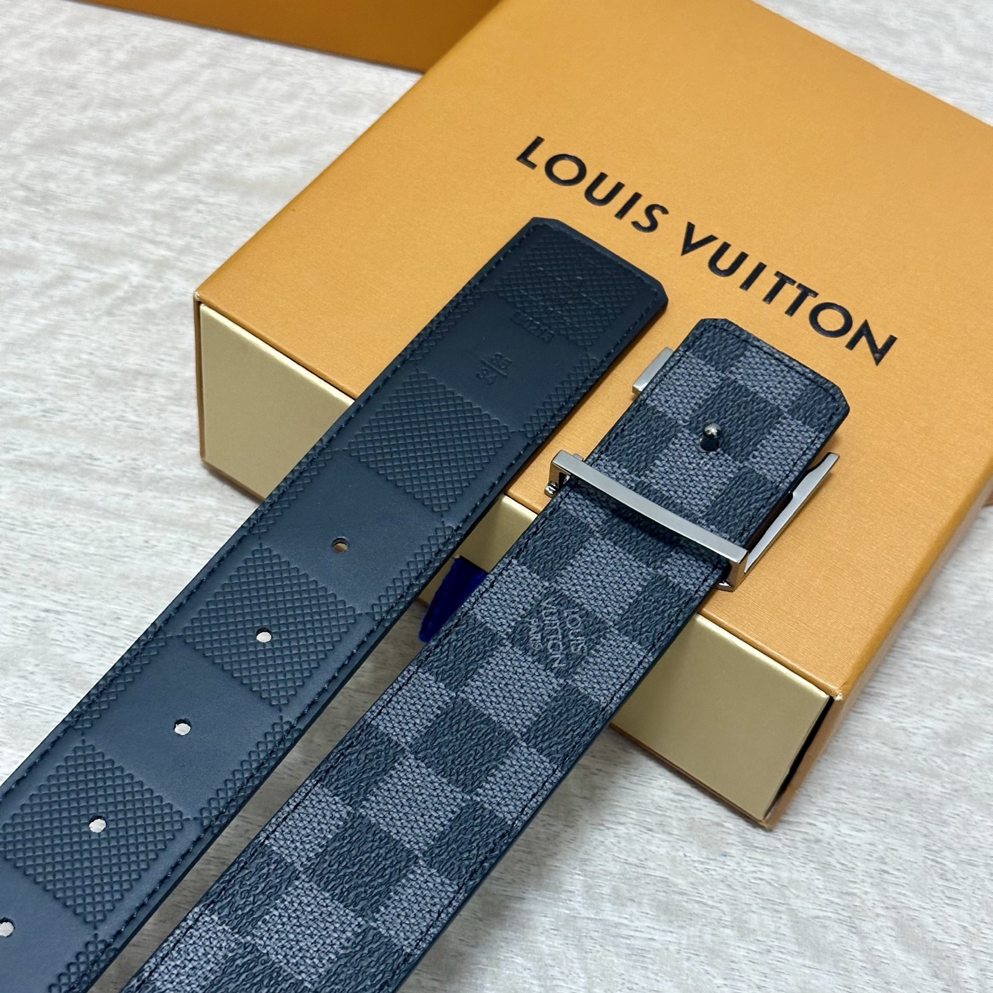 LV.路易威登 宽40MM双面原版小牛皮 搭配单钌钯电镀扣 完美的手感.油边 出众的设计.风格 高贵奢华