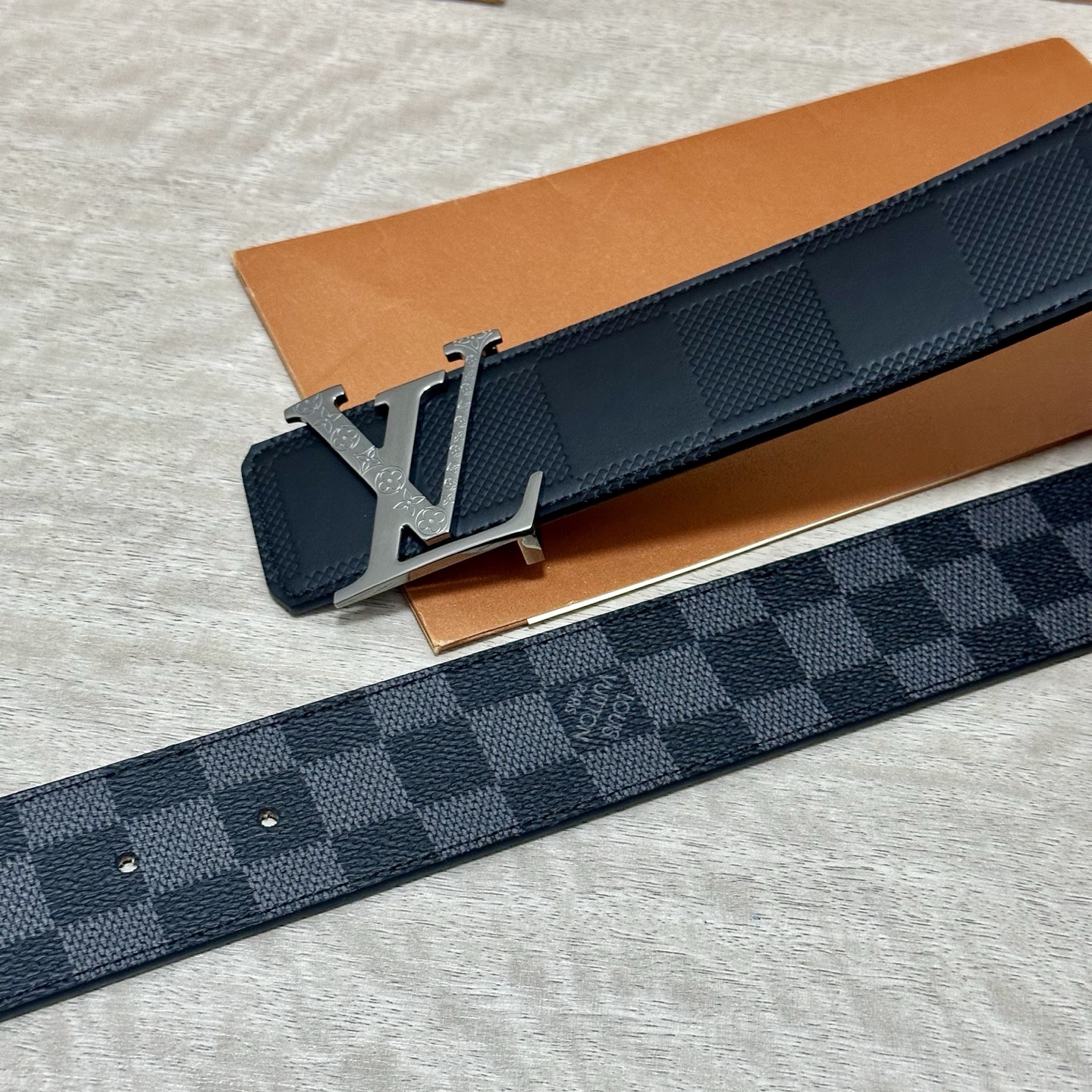 LV.路易威登 宽40MM双面原版小牛皮 搭配单钌钯电镀扣 完美的手感.油边 出众的设计.风格 高贵奢华