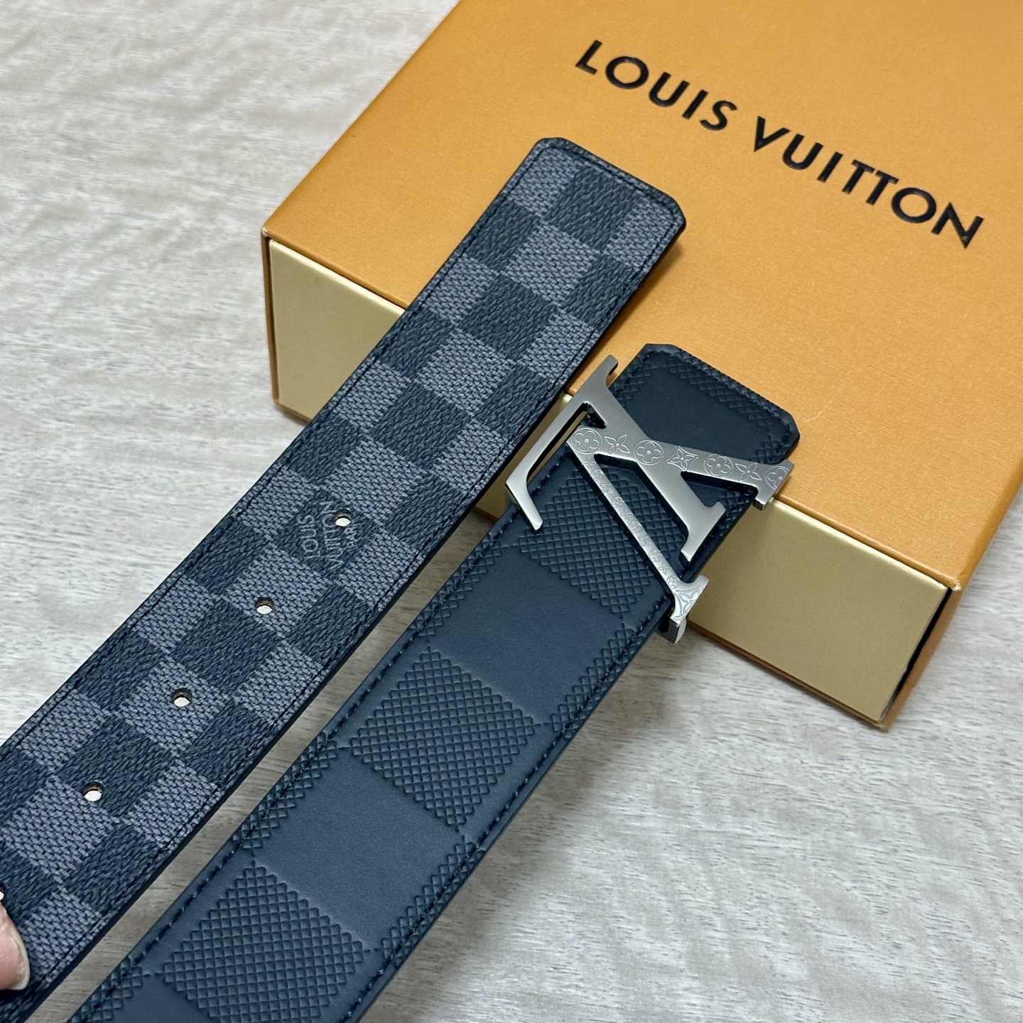 LV.路易威登 宽40MM双面原版小牛皮 搭配单钌钯电镀扣 完美的手感.油边 出众的设计.风格 高贵奢华