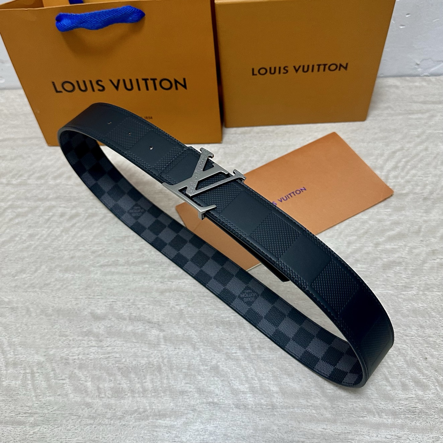 LV.路易威登 宽40MM双面原版小牛皮 搭配单钌钯电镀扣 完美的手感.油边 出众的设计.风格 高贵奢华