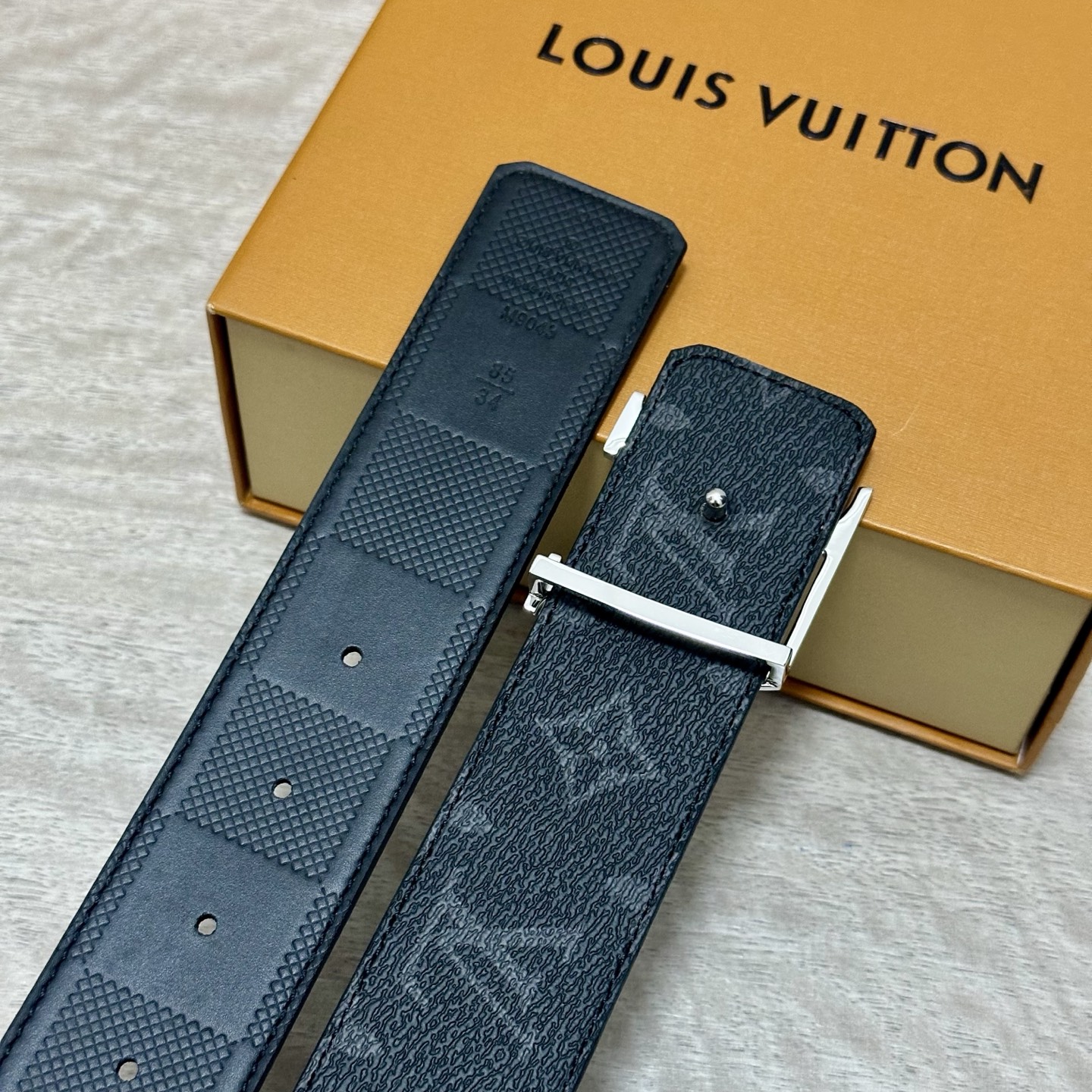 LV.路易威登 宽40MM双面原版小牛皮 搭配单钌钯电镀扣 完美的手感.油边 出众的设计.风格 高贵奢华