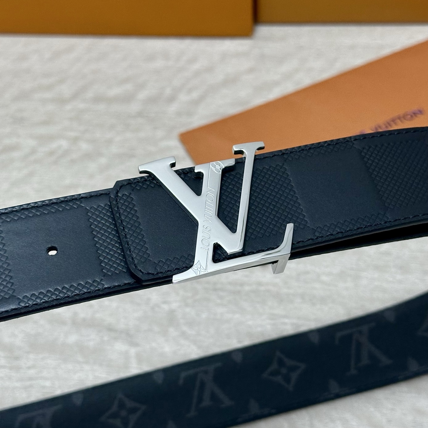 LV.路易威登 宽40MM双面原版小牛皮 搭配单钌钯电镀扣 完美的手感.油边 出众的设计.风格 高贵奢华