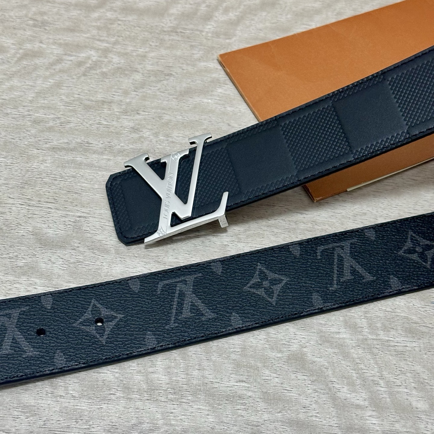 LV.路易威登 宽40MM双面原版小牛皮 搭配单钌钯电镀扣 完美的手感.油边 出众的设计.风格 高贵奢华