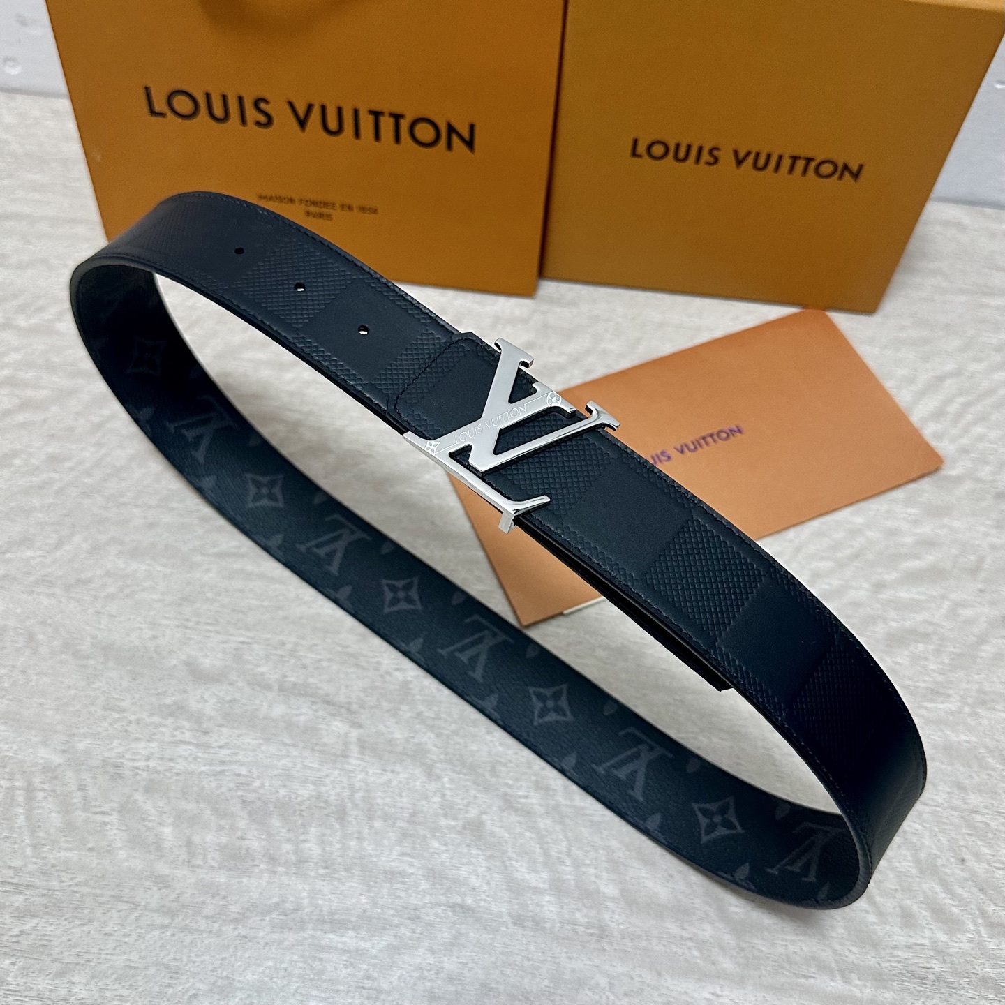 LV.路易威登 宽40MM双面原版小牛皮 搭配单钌钯电镀扣 完美的手感.油边 出众的设计.风格 高贵奢华