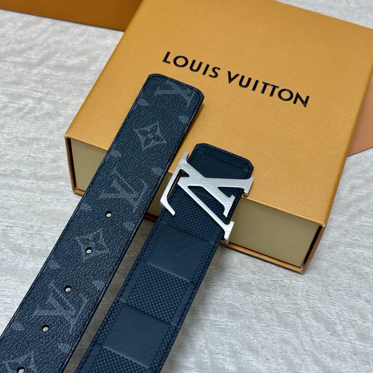 LV.路易威登 宽40MM双面原版小牛皮 搭配单钌钯电镀扣 完美的手感.油边 出众的设计.风格 高贵奢华