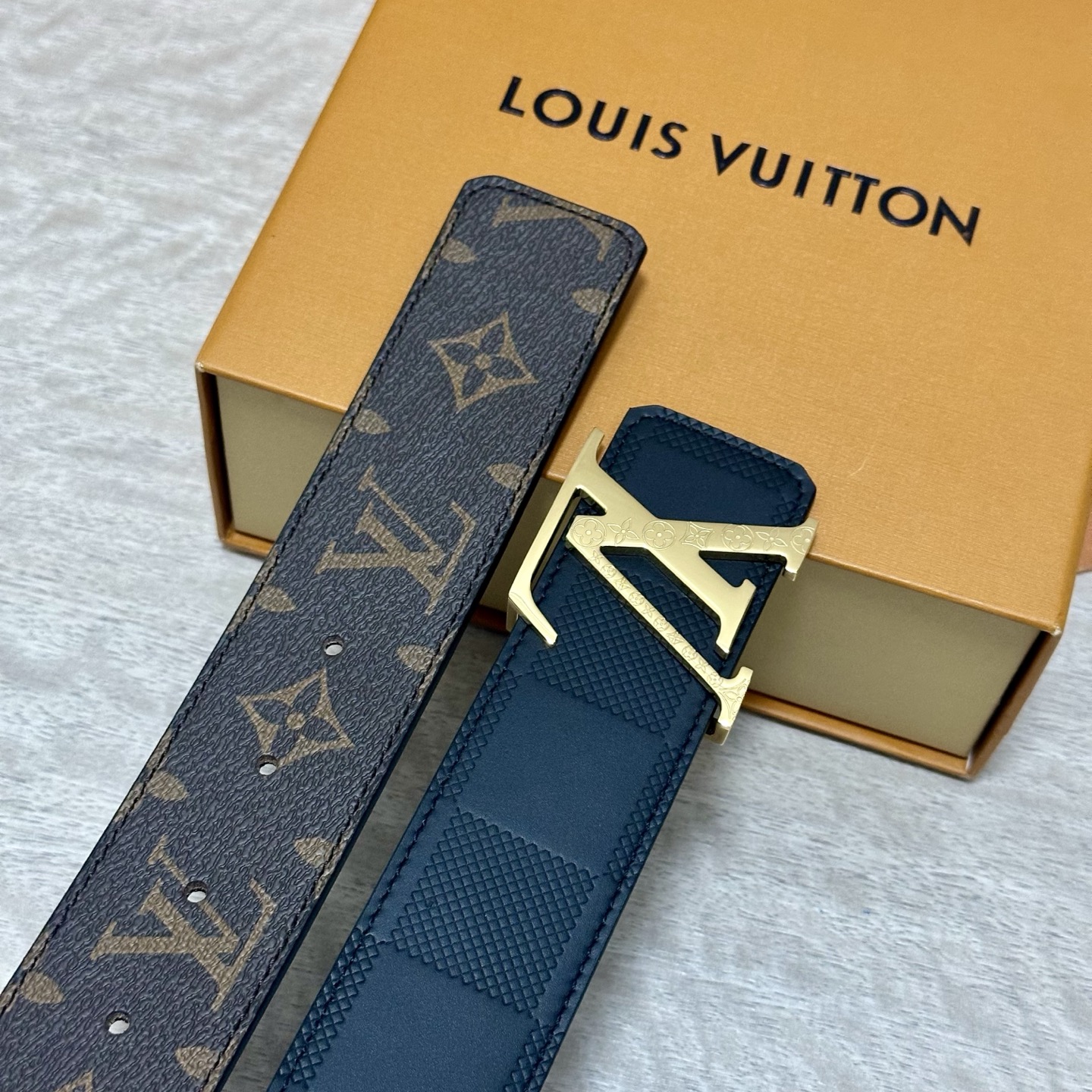 LV.路易威登 宽40MM双面原版小牛皮 搭配单钌钯电镀扣 完美的手感.油边 出众的设计.风格 高贵奢华