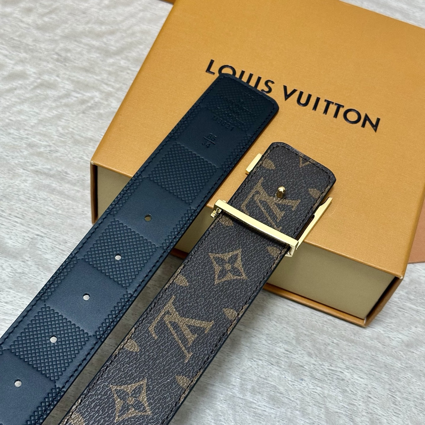 LV.路易威登 宽40MM双面原版小牛皮 搭配单钌钯电镀扣 完美的手感.油边 出众的设计.风格 高贵奢华