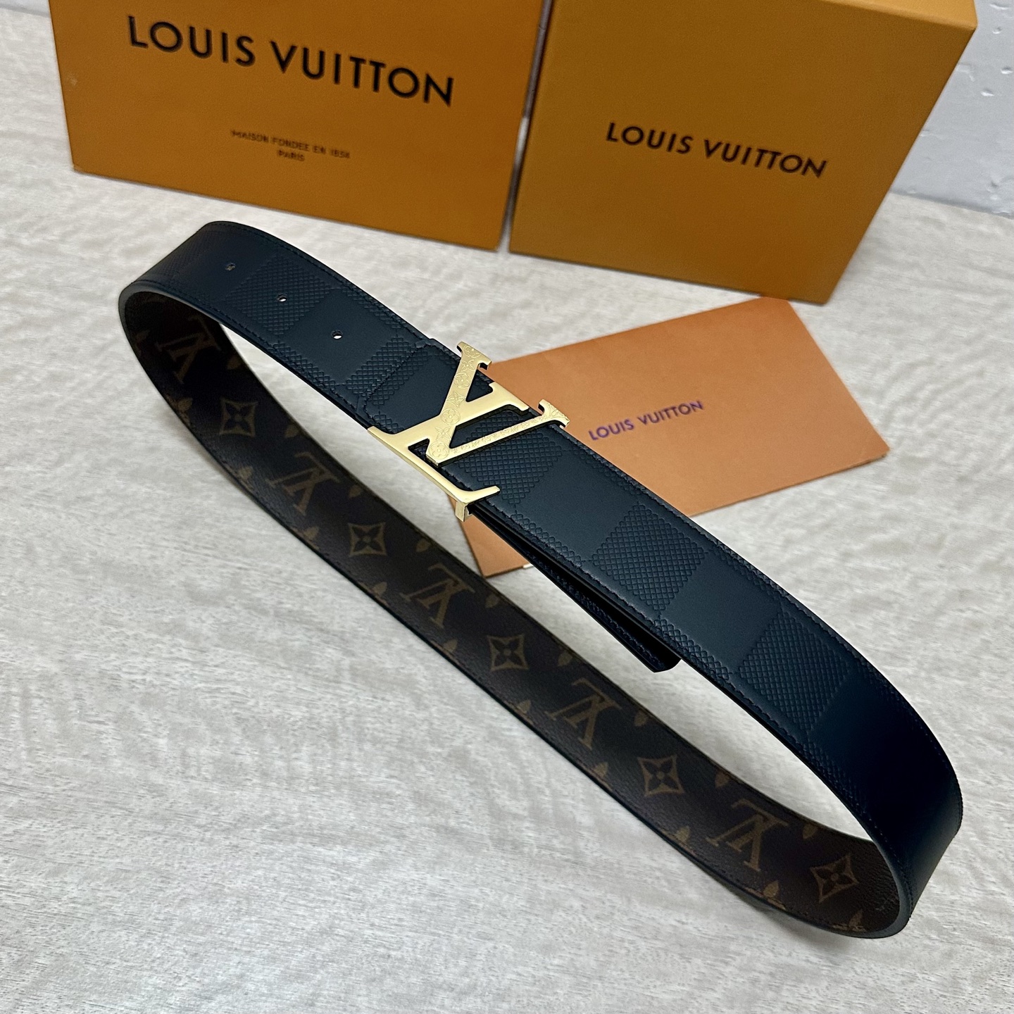 LV.路易威登 宽40MM双面原版小牛皮 搭配单钌钯电镀扣 完美的手感.油边 出众的设计.风格 高贵奢华