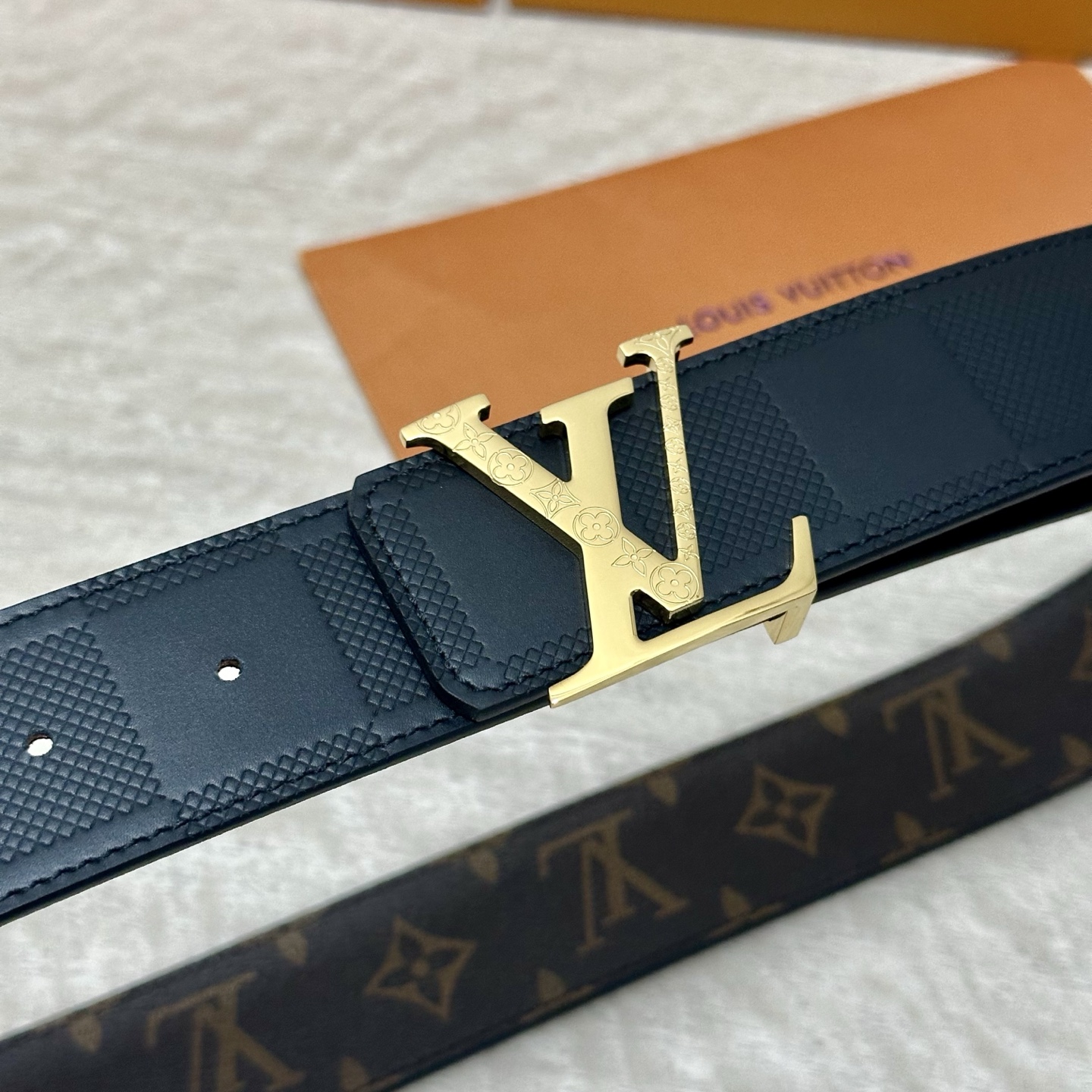 LV.路易威登 宽40MM双面原版小牛皮 搭配单钌钯电镀扣 完美的手感.油边 出众的设计.风格 高贵奢华