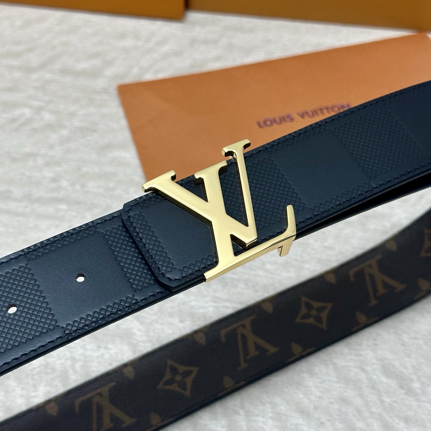 LV.路易威登 宽40MM双面原版小牛皮 搭配单钌钯电镀扣 完美的手感.油边 出众的设计.风格 高贵奢华