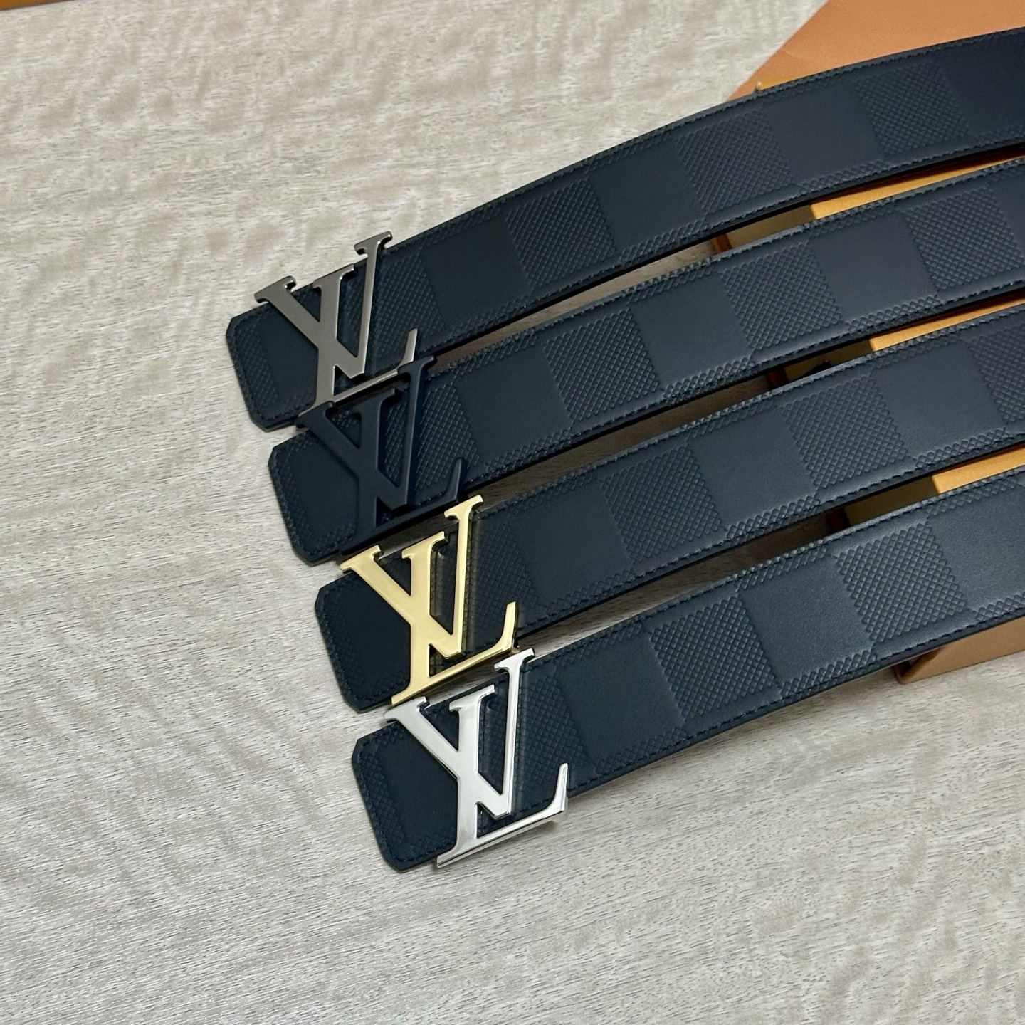 LV.路易威登 宽40MM双面原版小牛皮 搭配单钌钯电镀扣 完美的手感.油边 出众的设计.风格 高贵奢华