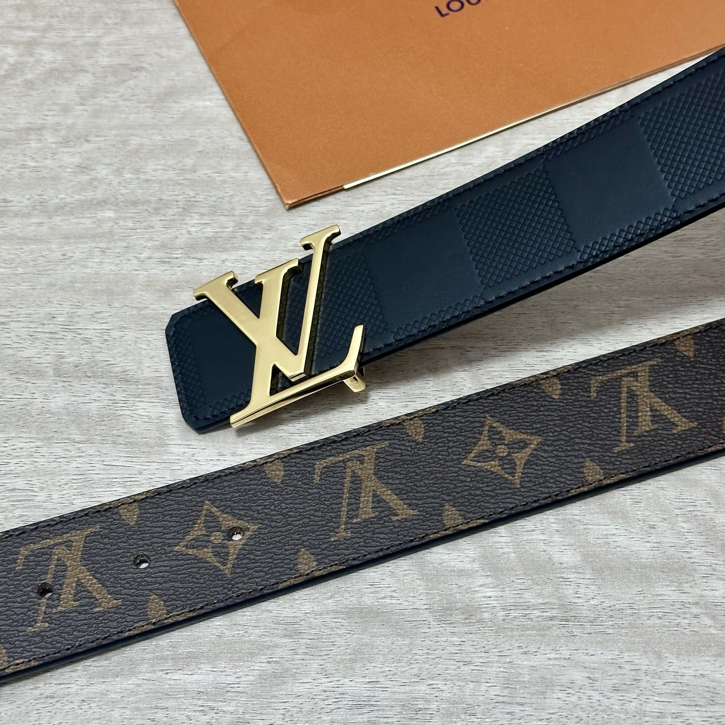 LV.路易威登 宽40MM双面原版小牛皮 搭配单钌钯电镀扣 完美的手感.油边 出众的设计.风格 高贵奢华