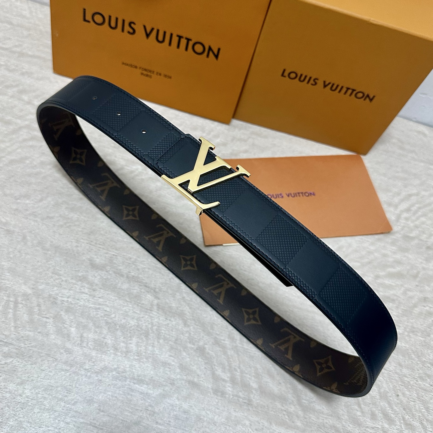 LV.路易威登 宽40MM双面原版小牛皮 搭配单钌钯电镀扣 完美的手感.油边 出众的设计.风格 高贵奢华