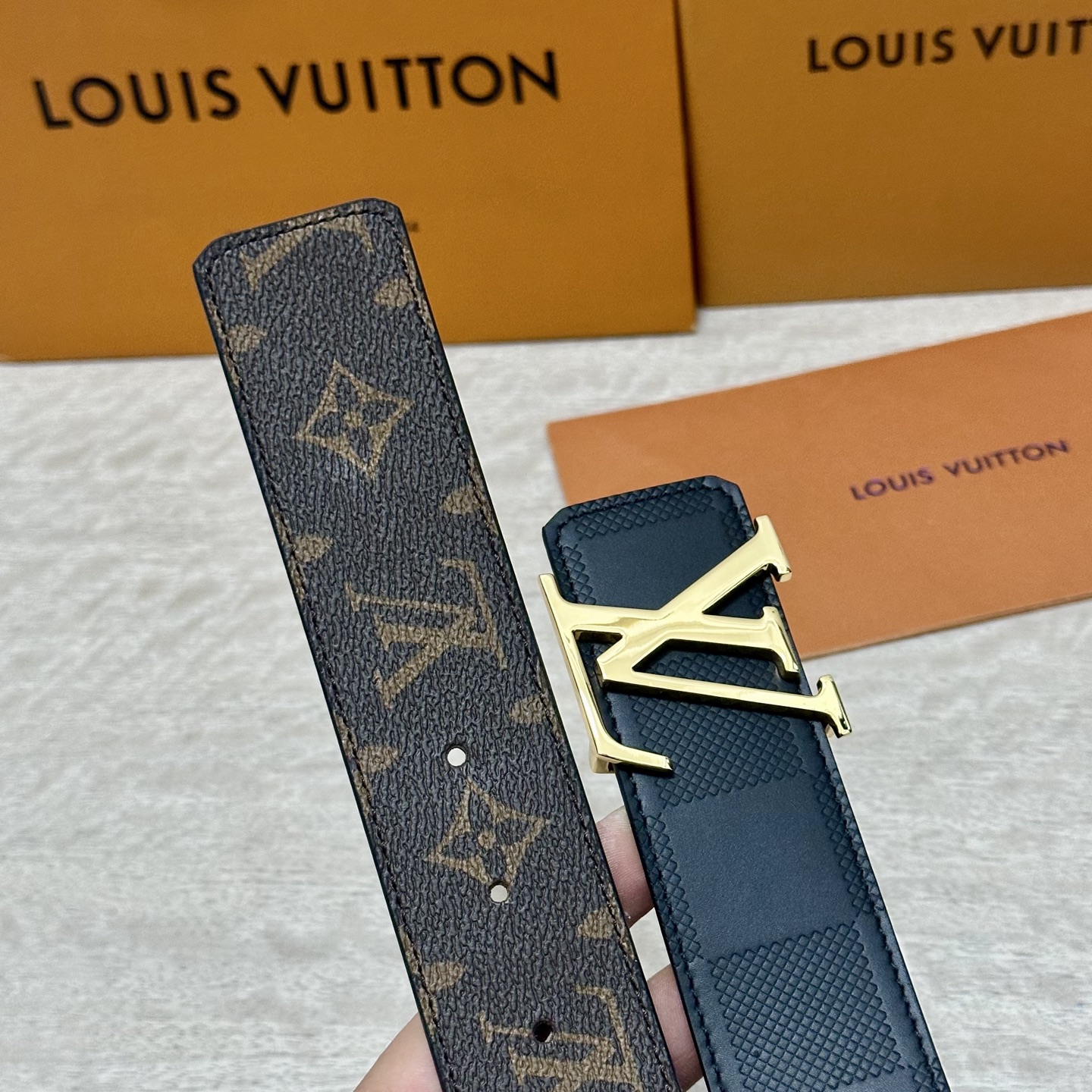 LV.路易威登 宽40MM双面原版小牛皮 搭配单钌钯电镀扣 完美的手感.油边 出众的设计.风格 高贵奢华