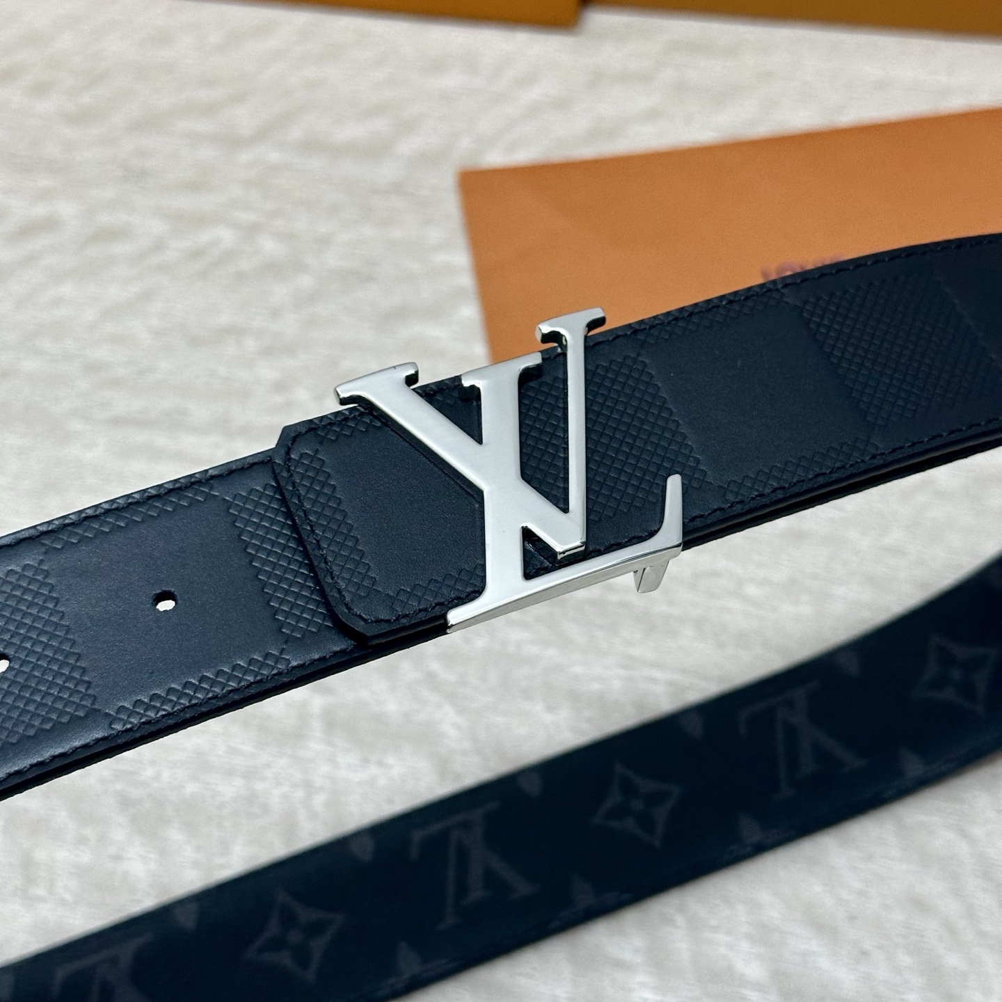 LV.路易威登 宽40MM双面原版小牛皮 搭配单钌钯电镀扣 完美的手感.油边 出众的设计.风格 高贵奢华