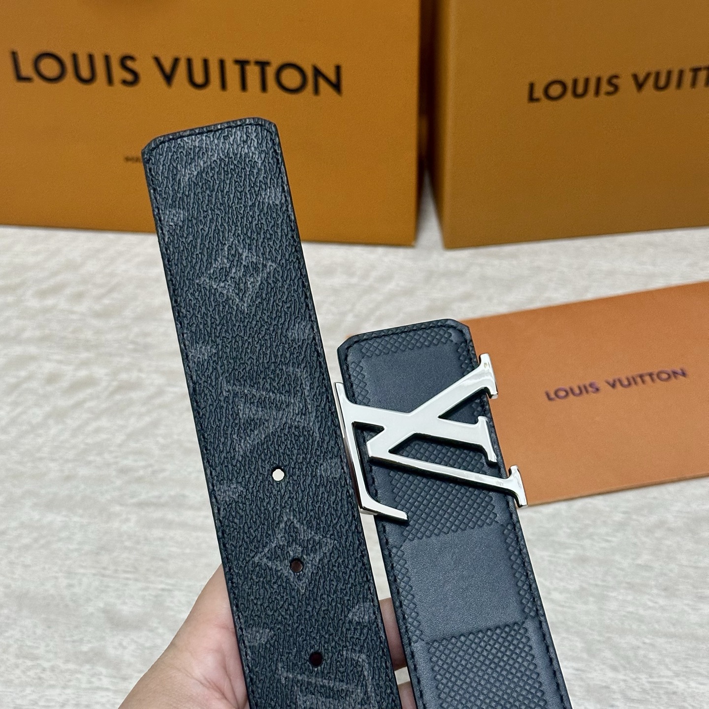 LV.路易威登 宽40MM双面原版小牛皮 搭配单钌钯电镀扣 完美的手感.油边 出众的设计.风格 高贵奢华