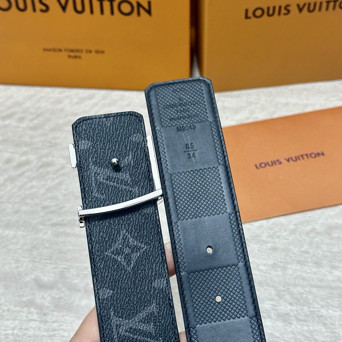 LV.路易威登 宽40MM双面原版小牛皮 搭配单钌钯电镀扣 完美的手感.油边 出众的设计.风格 高贵奢华