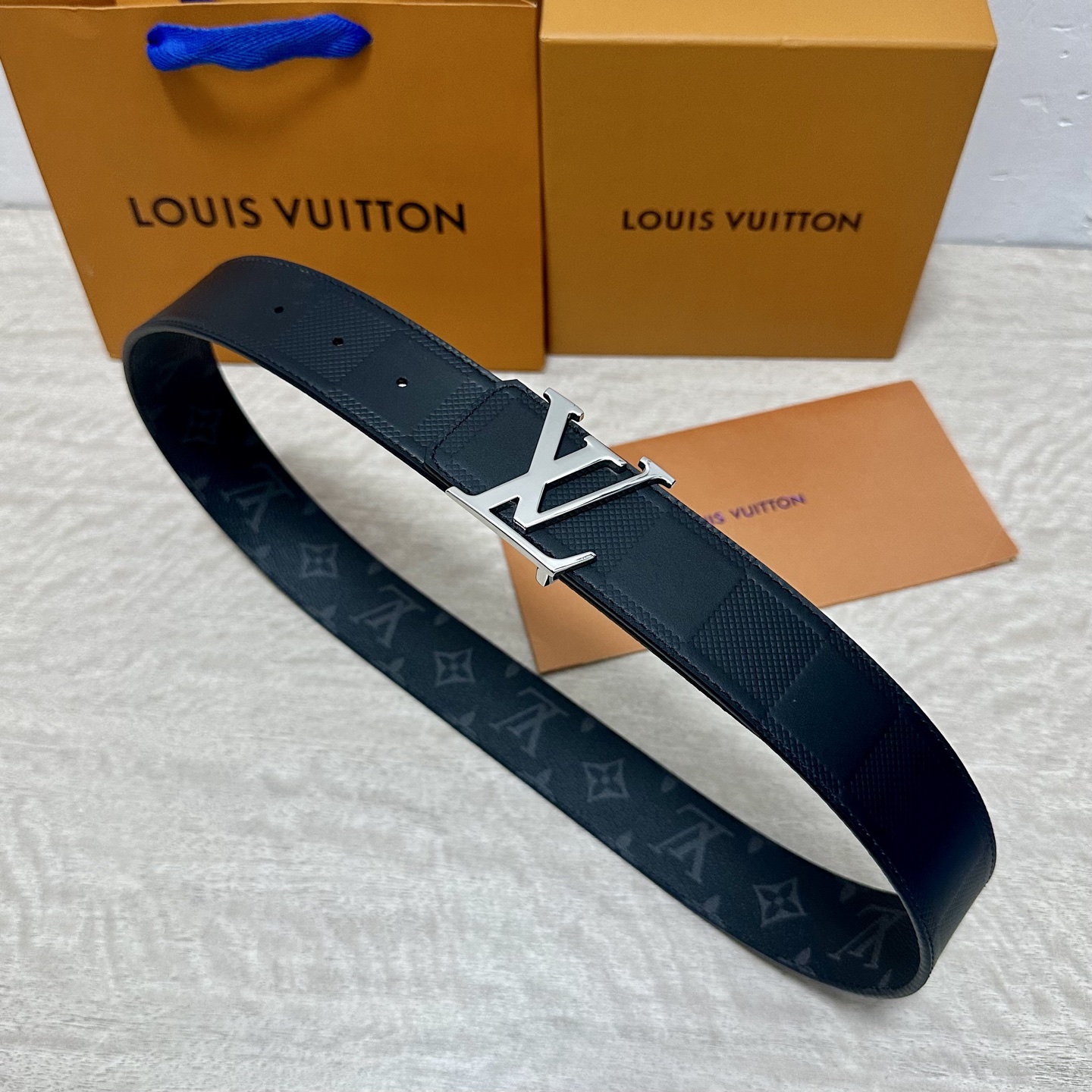 LV.路易威登 宽40MM双面原版小牛皮 搭配单钌钯电镀扣 完美的手感.油边 出众的设计.风格 高贵奢华