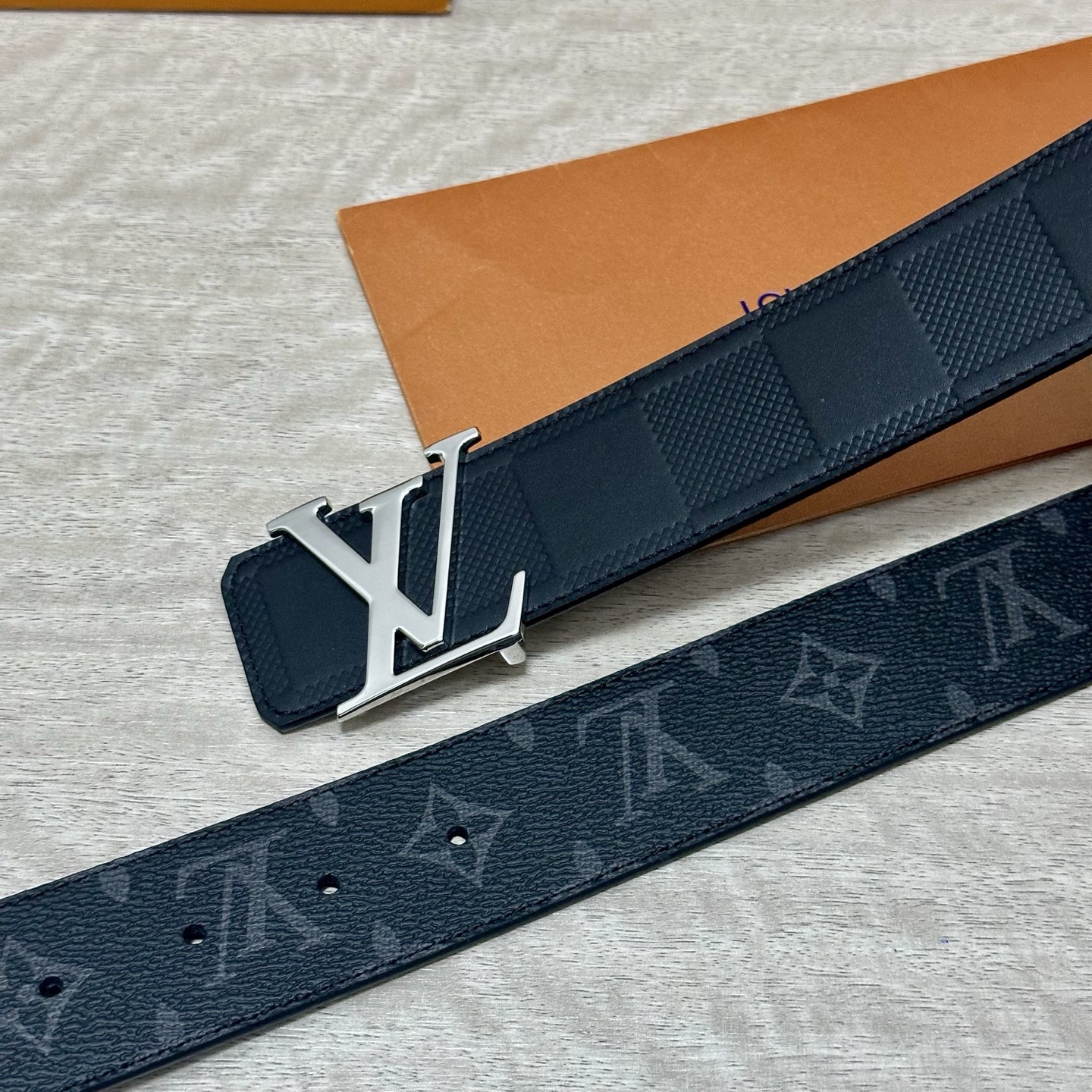 LV.路易威登 宽40MM双面原版小牛皮 搭配单钌钯电镀扣 完美的手感.油边 出众的设计.风格 高贵奢华