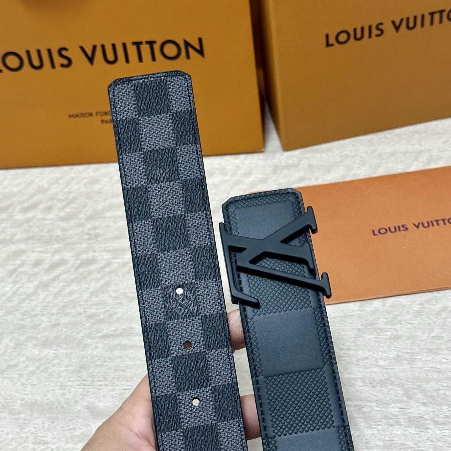 LV.路易威登 宽40MM双面原版小牛皮 搭配单钌钯电镀扣 完美的手感.油边 出众的设计.风格 高贵奢华