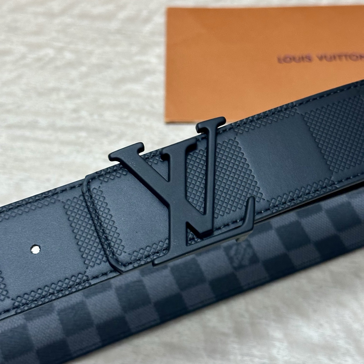 LV.路易威登 宽40MM双面原版小牛皮 搭配单钌钯电镀扣 完美的手感.油边 出众的设计.风格 高贵奢华