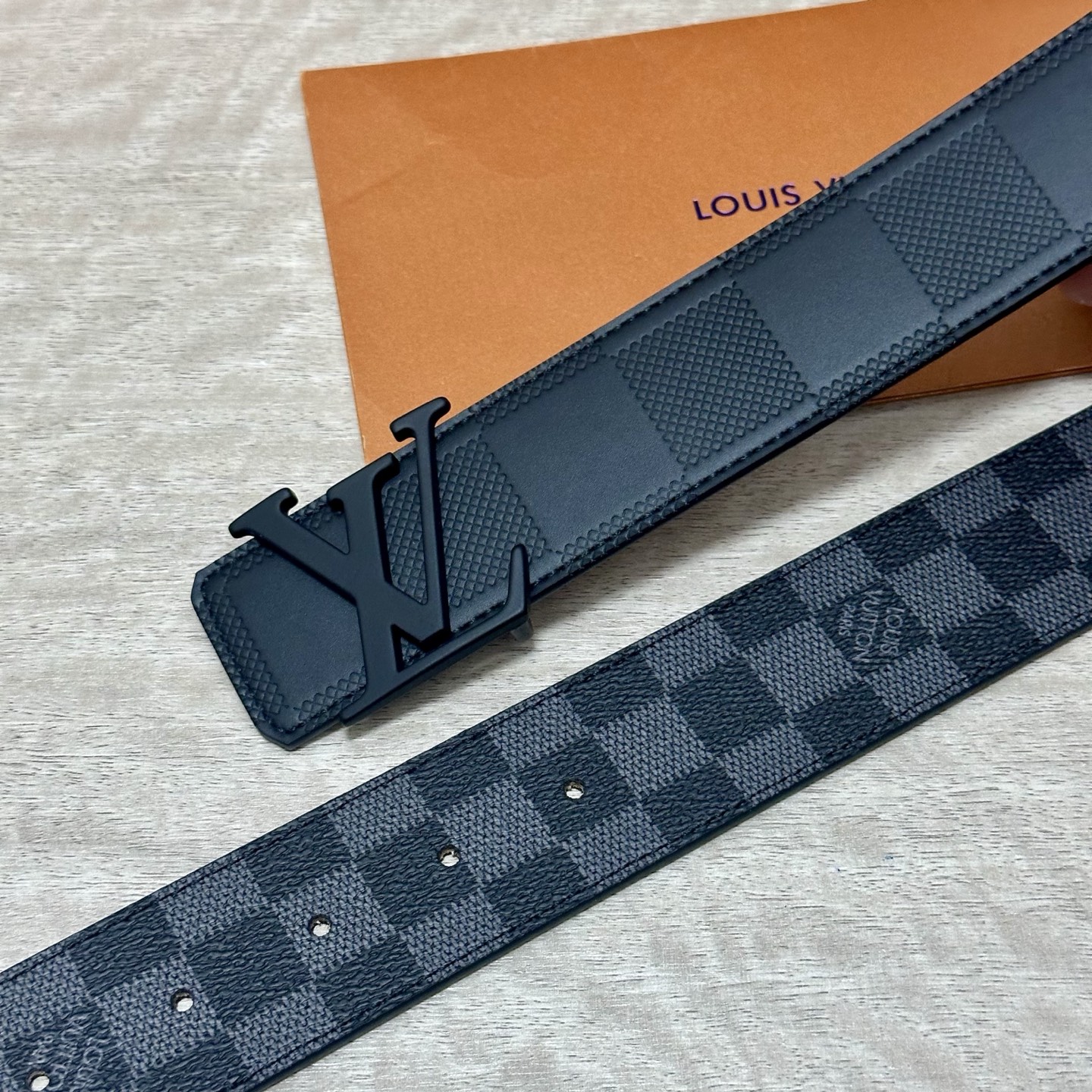 LV.路易威登 宽40MM双面原版小牛皮 搭配单钌钯电镀扣 完美的手感.油边 出众的设计.风格 高贵奢华