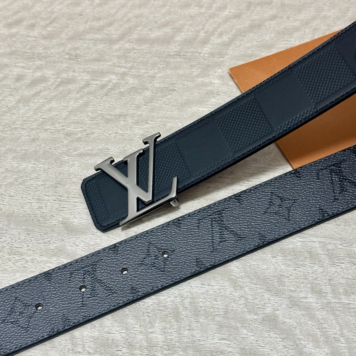 LV.路易威登 宽40MM双面原版小牛皮 搭配单钌钯电镀扣 完美的手感.油边 出众的设计.风格 高贵奢华