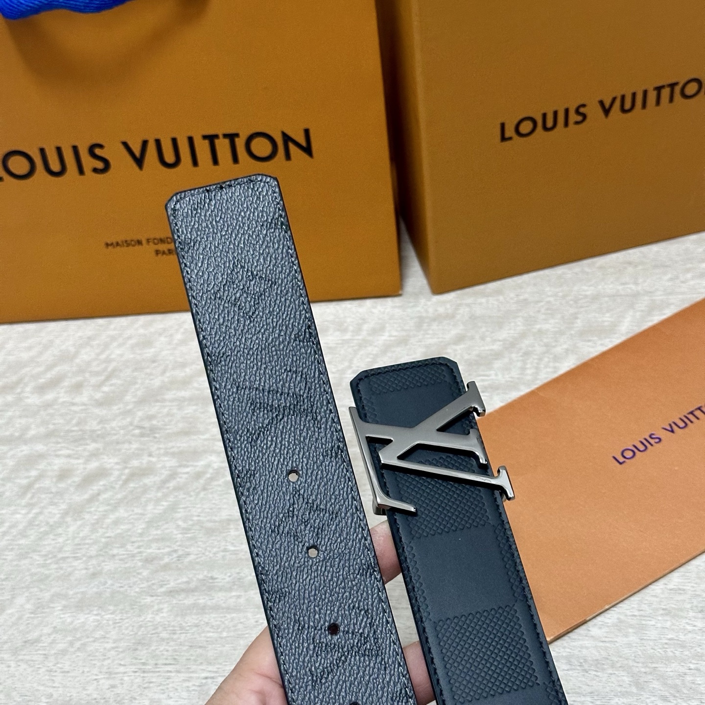 LV.路易威登 宽40MM双面原版小牛皮 搭配单钌钯电镀扣 完美的手感.油边 出众的设计.风格 高贵奢华